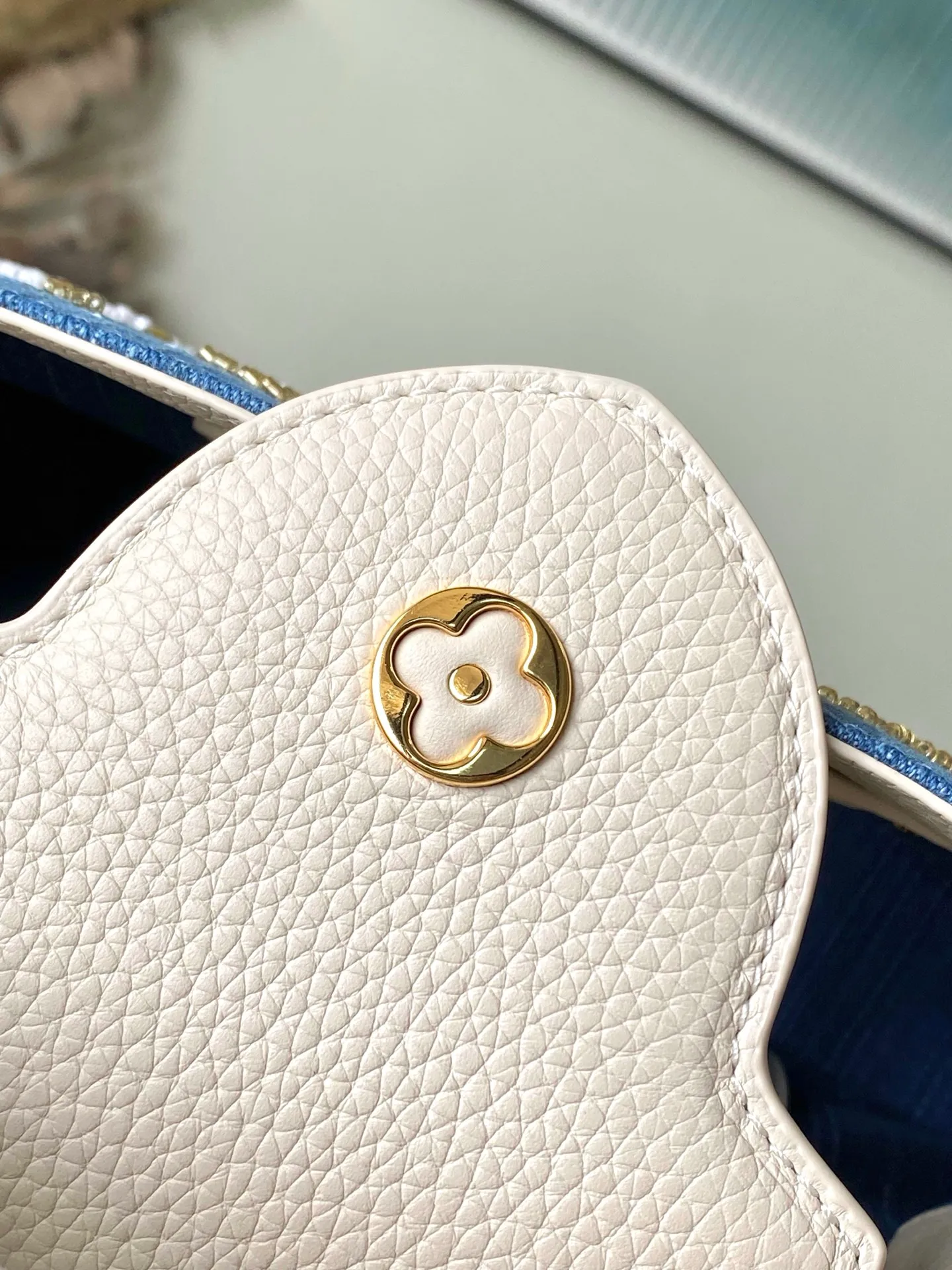 💰2900 (Special grade original leather) M12947 White leather denim small This Capucines small handbag is made of Monogram denim embroidered with beads and decorative threads, with LV letters and woven chains infused with metallic edges, and is paired with contrasting leather trim. The flip cover can be placed externally or internally, and the neat inner layer and multiple carrying methods complete the functional details. Dimensions: 18 × 27 × 9 cm