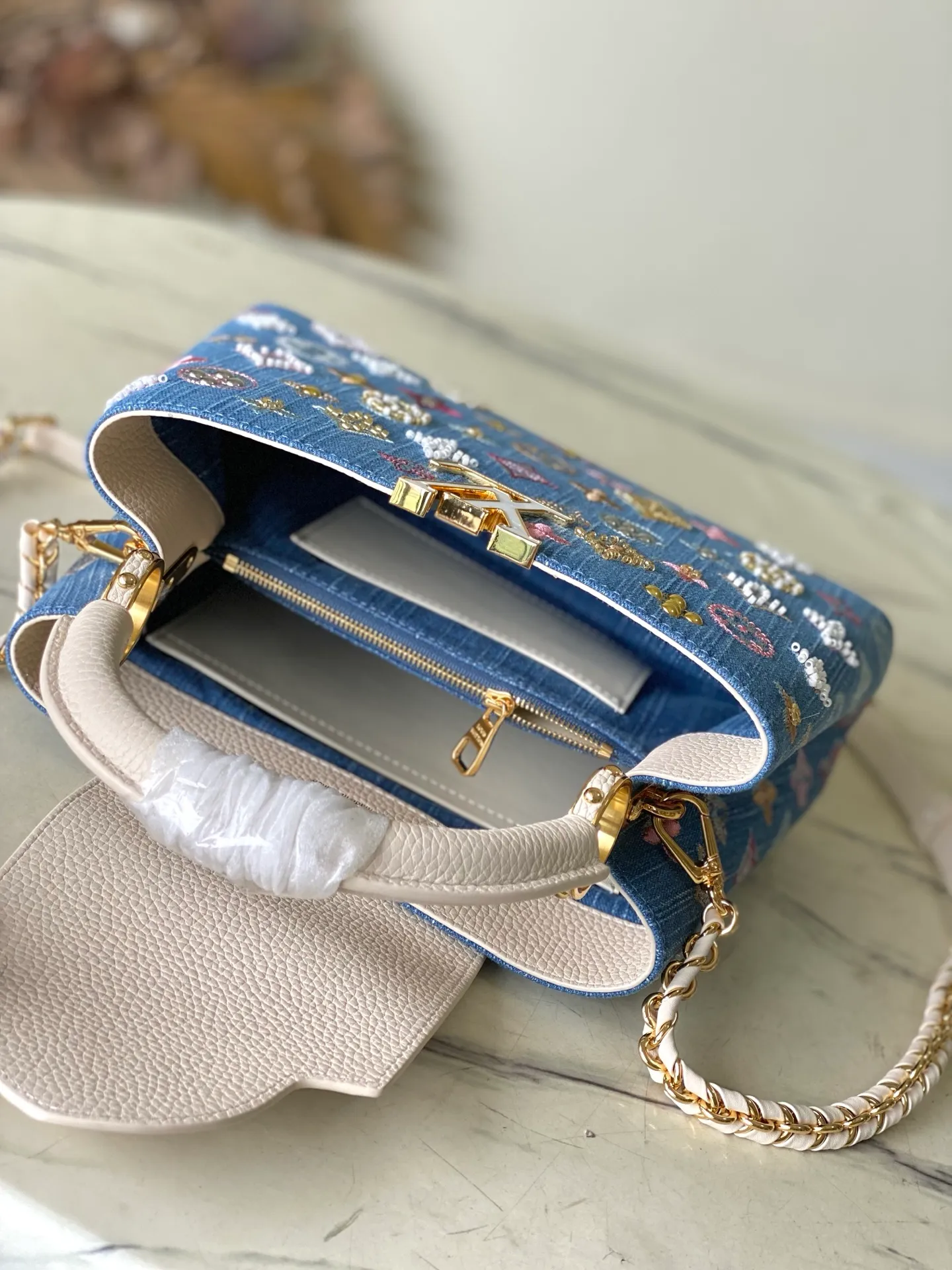 💰2900 (Special grade original leather) M12947 White leather denim small This Capucines small handbag is made of Monogram denim embroidered with beads and decorative threads, with LV letters and woven chains infused with metallic edges, and is paired with contrasting leather trim. The flip cover can be placed externally or internally, and the neat inner layer and multiple carrying methods complete the functional details. Dimensions: 18 × 27 × 9 cm