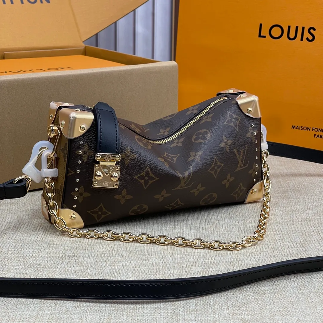 [Upgraded version] P560💰💞Upgraded version🎁 Comes with a full set of packaging, the counter’s 2025 early spring new product, runway style M25860🐶SIDE TRUNK handbag Nicolas Ghesquière repeatedly explored Louis Vuitton’s box-making heritage to create this Side Trunk medium handbag. Monogram canvas is combined with leather trim, and the leather zipper puller creatively connects to the iconic S-lock, and the reinforced metal corners gather the eye. The wide handles and leather spaghetti strap are removable. Dimensions: 23 x 11 x 5 cm
