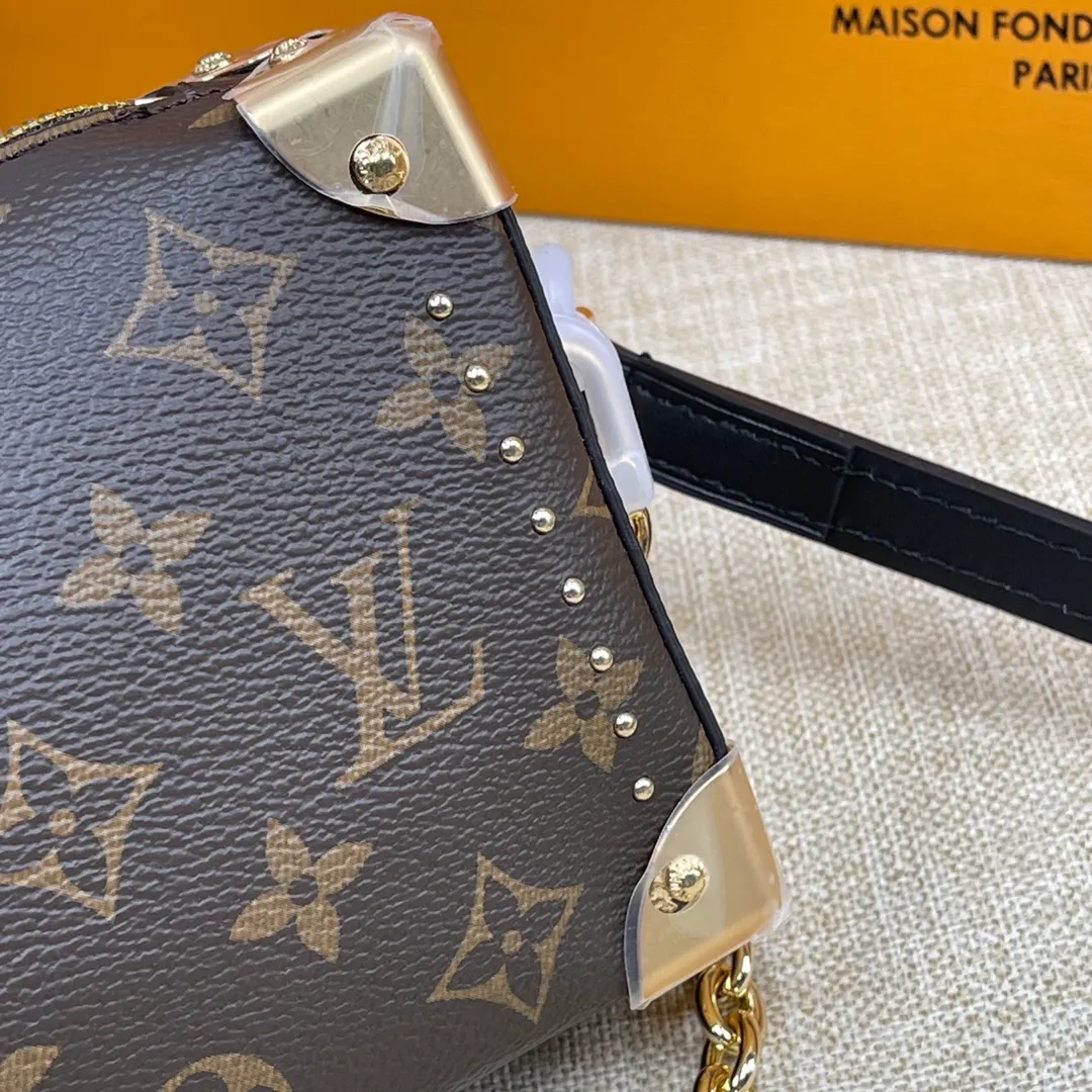 [Upgraded version] P560💰💞Upgraded version🎁 Comes with a full set of packaging, the counter’s 2025 early spring new product, runway style M25860🐶SIDE TRUNK handbag Nicolas Ghesquière repeatedly explored Louis Vuitton’s box-making heritage to create this Side Trunk medium handbag. Monogram canvas is combined with leather trim, and the leather zipper puller creatively connects to the iconic S-lock, and the reinforced metal corners gather the eye. The wide handles and leather spaghetti strap are removable. Dimensions: 23 x 11 x 5 cm