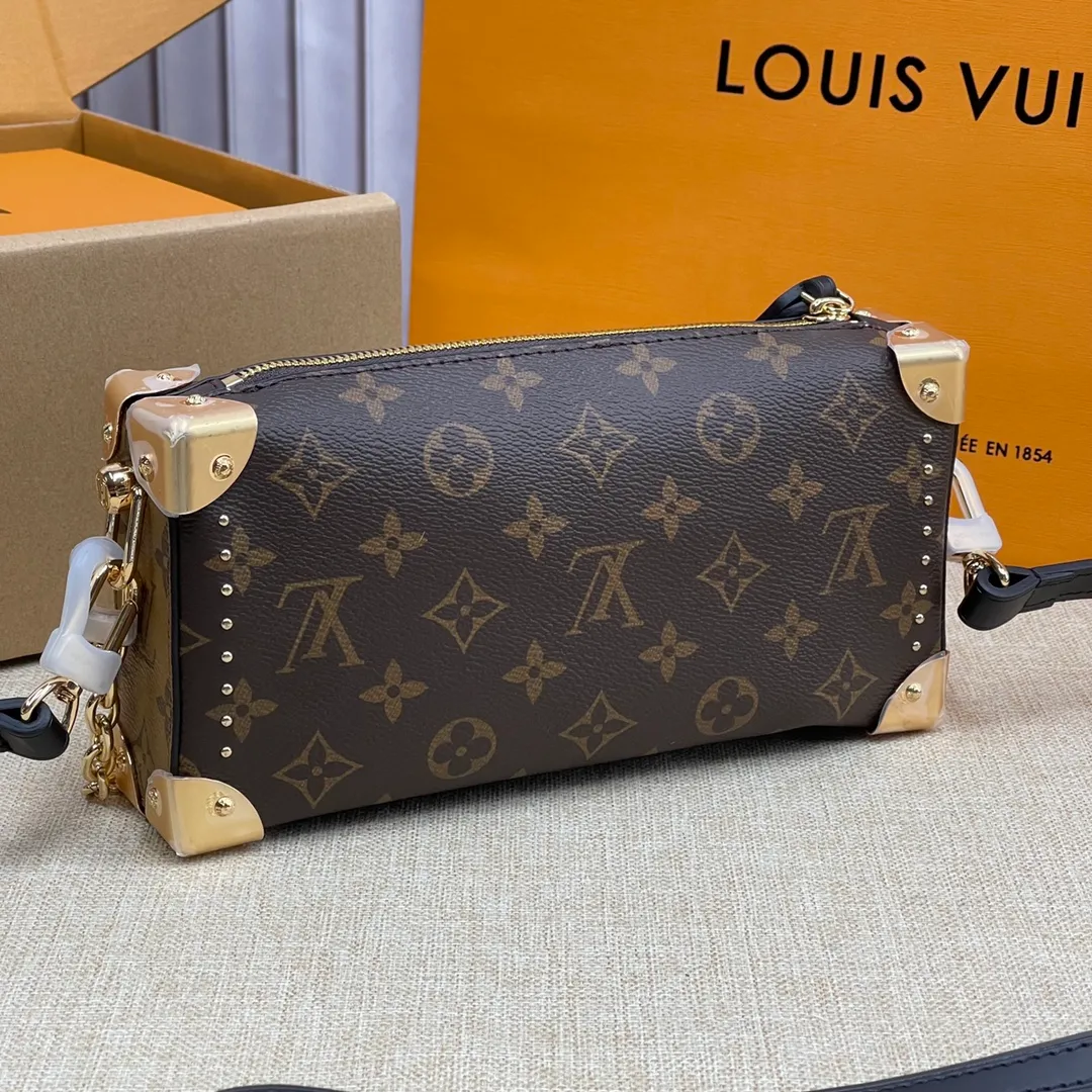 [Upgraded version] P560💰💞Upgraded version🎁 Comes with a full set of packaging, the counter’s 2025 early spring new product, runway style M25860🐶SIDE TRUNK handbag Nicolas Ghesquière repeatedly explored Louis Vuitton’s box-making heritage to create this Side Trunk medium handbag. Monogram canvas is combined with leather trim, and the leather zipper puller creatively connects to the iconic S-lock, and the reinforced metal corners gather the eye. The wide handles and leather spaghetti strap are removable. Dimensions: 23 x 11 x 5 cm