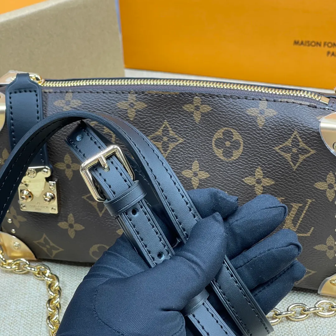 [Upgraded version] P560💰💞Upgraded version🎁 Comes with a full set of packaging, the counter’s 2025 early spring new product, runway style M25860🐶SIDE TRUNK handbag Nicolas Ghesquière repeatedly explored Louis Vuitton’s box-making heritage to create this Side Trunk medium handbag. Monogram canvas is combined with leather trim, and the leather zipper puller creatively connects to the iconic S-lock, and the reinforced metal corners gather the eye. The wide handles and leather spaghetti strap are removable. Dimensions: 23 x 11 x 5 cm