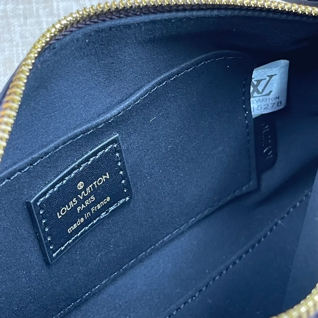 [Upgraded version] P560💰💞Upgraded version🎁 Comes with a full set of packaging, the counter’s 2025 early spring new product, runway style M25860🐶SIDE TRUNK handbag Nicolas Ghesquière repeatedly explored Louis Vuitton’s box-making heritage to create this Side Trunk medium handbag. Monogram canvas is combined with leather trim, and the leather zipper puller creatively connects to the iconic S-lock, and the reinforced metal corners gather the eye. The wide handles and leather spaghetti strap are removable. Dimensions: 23 x 11 x 5 cm