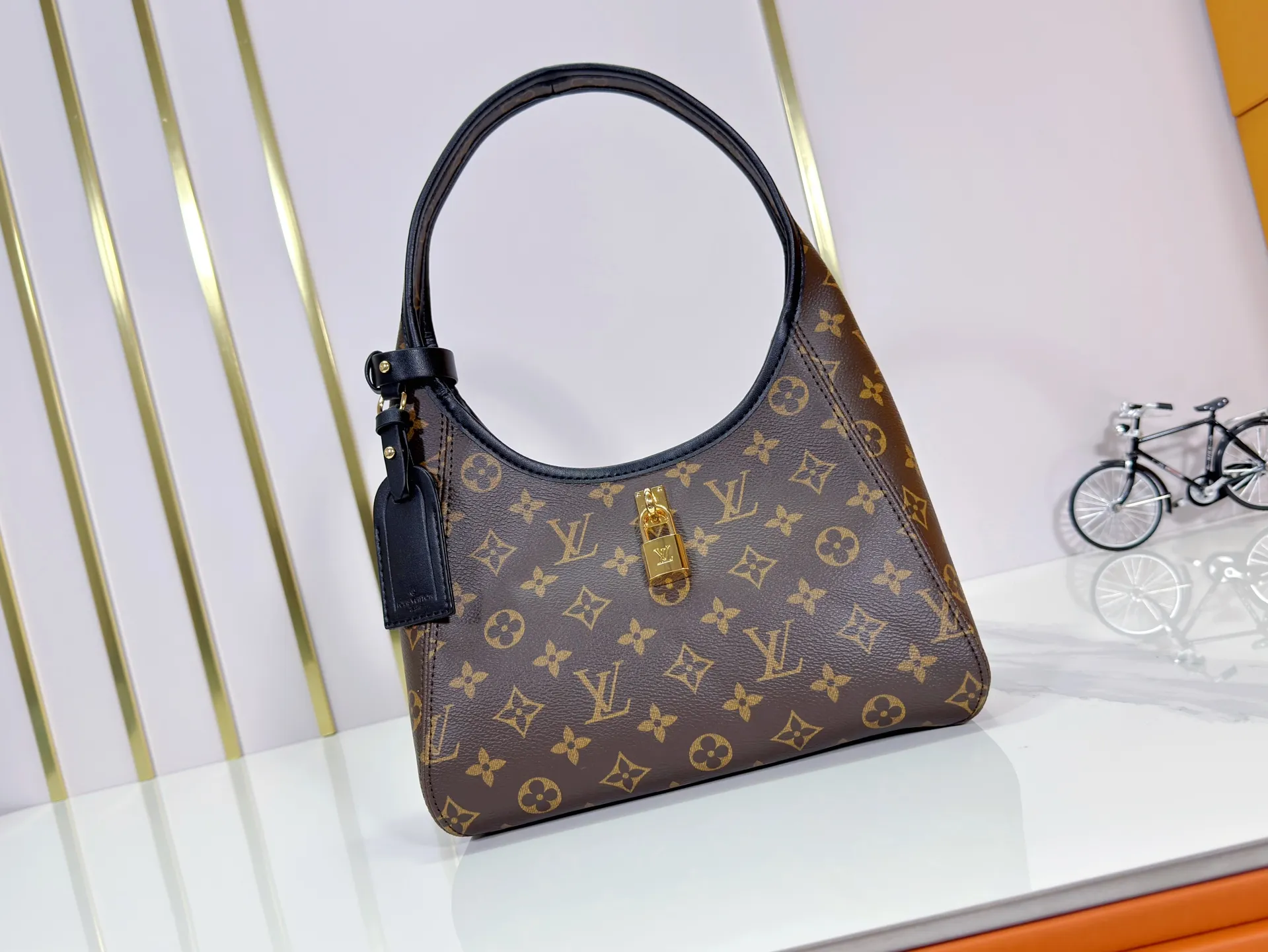 P260 M12940 Presbyopia Upgraded Original This The Dro small handbag draws inspiration from the Flower Hobo handbag that came out in 2018. It is cut from classic Monogram canvas to create an elegant configuration that combines trendy style and practical function. A signature padlock adorns the nameplate and is a sophisticated detail along with rich leather trim. It can easily store daily needs and fit in with the rhythm of urban life.  Dimensions: 15 x 12 x 28 cm