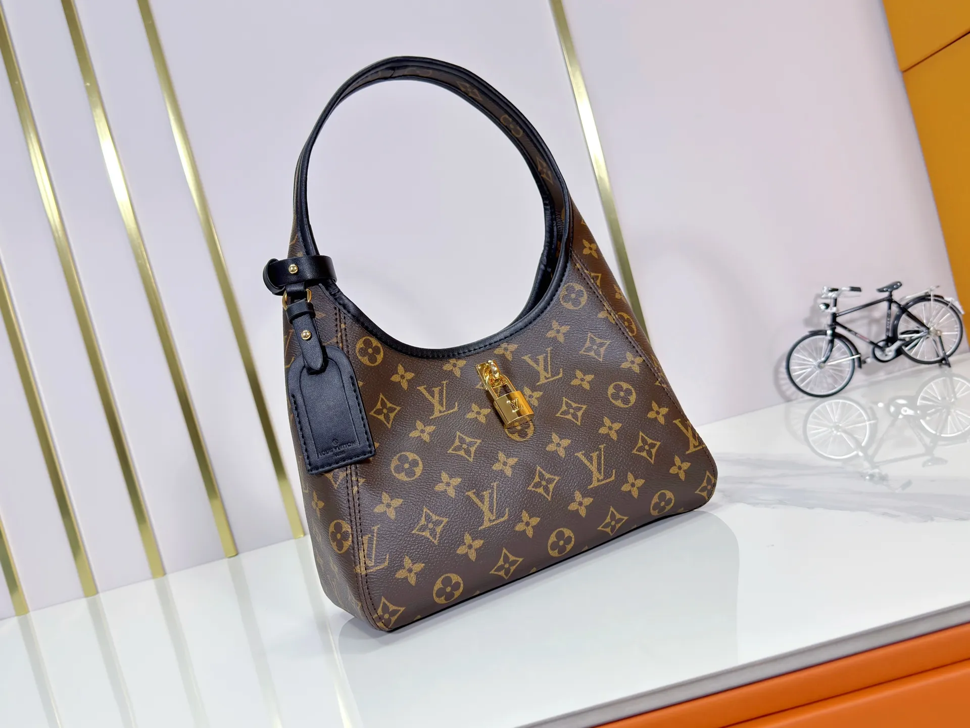 P260 M12940 Presbyopia Upgraded Original This The Dro small handbag draws inspiration from the Flower Hobo handbag that came out in 2018. It is cut from classic Monogram canvas to create an elegant configuration that combines trendy style and practical function. A signature padlock adorns the nameplate and is a sophisticated detail along with rich leather trim. It can easily store daily needs and fit in with the rhythm of urban life.  Dimensions: 15 x 12 x 28 cm