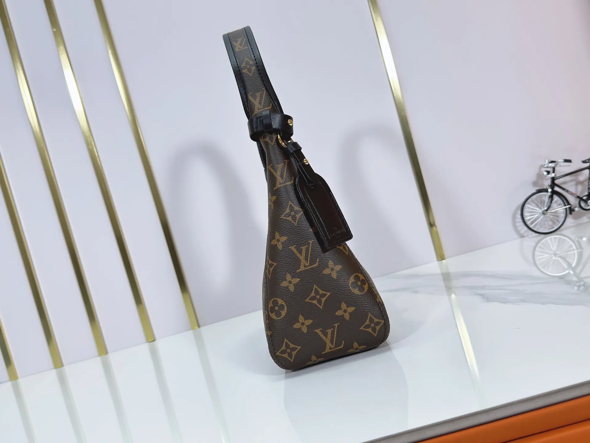 P260 M12940 Presbyopia Upgraded Original This The Dro small handbag draws inspiration from the Flower Hobo handbag that came out in 2018. It is cut from classic Monogram canvas to create an elegant configuration that combines trendy style and practical function. A signature padlock adorns the nameplate and is a sophisticated detail along with rich leather trim. It can easily store daily needs and fit in with the rhythm of urban life.  Dimensions: 15 x 12 x 28 cm