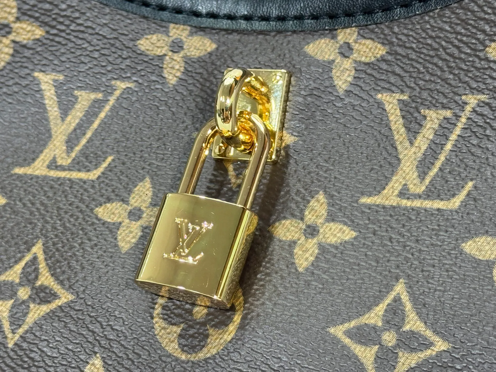 P260 M12940 Presbyopia Upgraded Original This The Dro small handbag draws inspiration from the Flower Hobo handbag that came out in 2018. It is cut from classic Monogram canvas to create an elegant configuration that combines trendy style and practical function. A signature padlock adorns the nameplate and is a sophisticated detail along with rich leather trim. It can easily store daily needs and fit in with the rhythm of urban life.  Dimensions: 15 x 12 x 28 cm