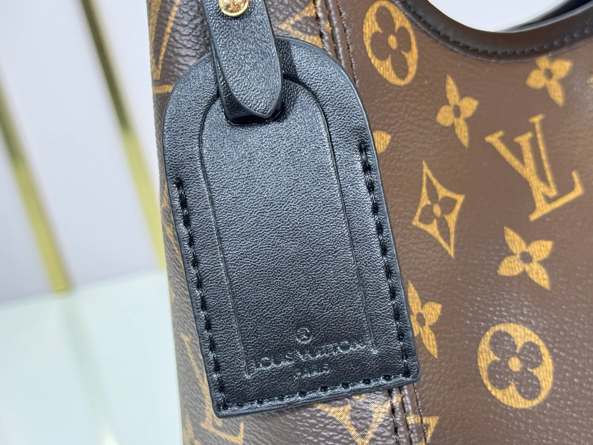 P260 M12940 Presbyopia Upgraded Original This The Dro small handbag draws inspiration from the Flower Hobo handbag that came out in 2018. It is cut from classic Monogram canvas to create an elegant configuration that combines trendy style and practical function. A signature padlock adorns the nameplate and is a sophisticated detail along with rich leather trim. It can easily store daily needs and fit in with the rhythm of urban life.  Dimensions: 15 x 12 x 28 cm