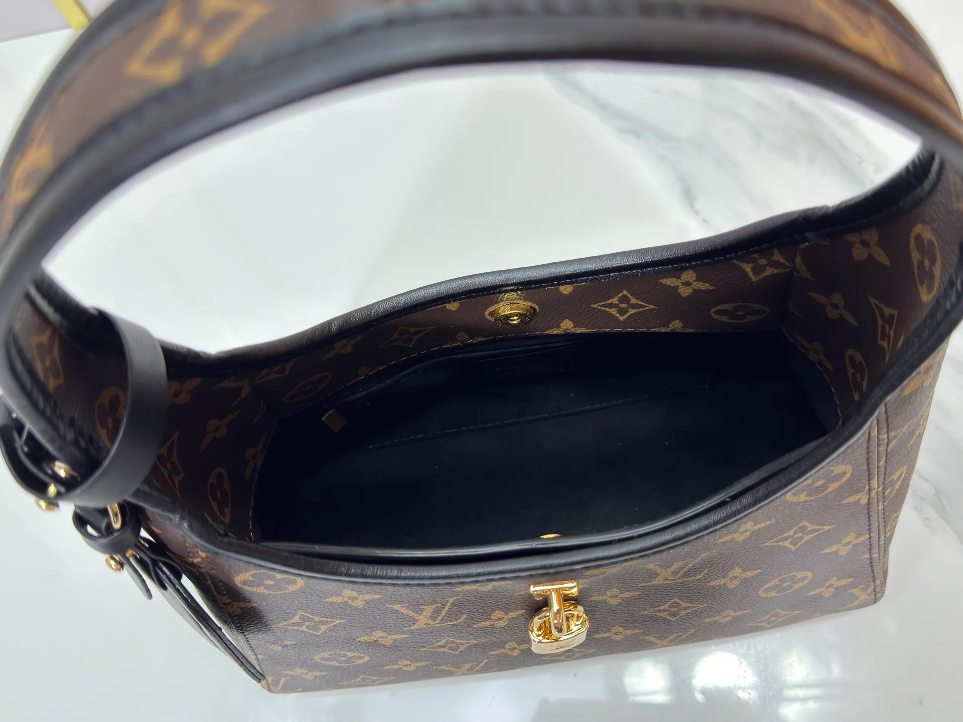 P260 M12940 Presbyopia Upgraded Original This The Dro small handbag draws inspiration from the Flower Hobo handbag that came out in 2018. It is cut from classic Monogram canvas to create an elegant configuration that combines trendy style and practical function. A signature padlock adorns the nameplate and is a sophisticated detail along with rich leather trim. It can easily store daily needs and fit in with the rhythm of urban life.  Dimensions: 15 x 12 x 28 cm