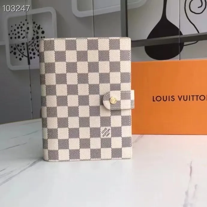 💰 150 hot sale, model number M20004❤️This small notepad cover is made of Monogram canvas. It can hold three credit cards and can also be used as an address book, notebook or calendar. 14 cm