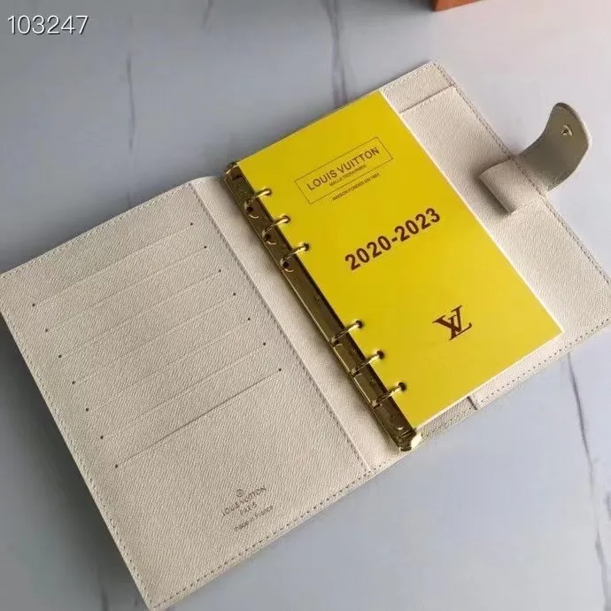💰 150 hot sale, model number M20004❤️This small notepad cover is made of Monogram canvas. It can hold three credit cards and can also be used as an address book, notebook or calendar. 14 cm