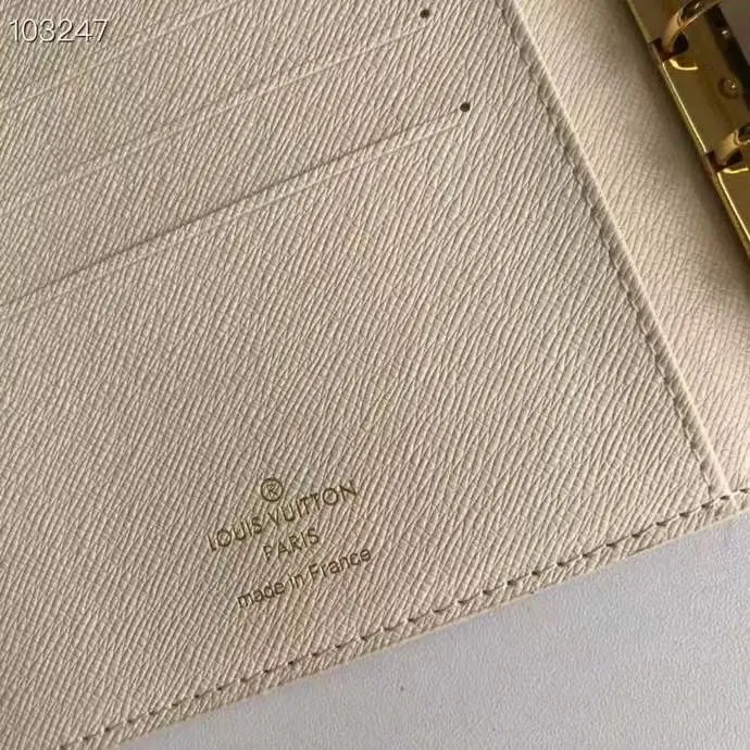 💰 150 hot sale, model number M20004❤️This small notepad cover is made of Monogram canvas. It can hold three credit cards and can also be used as an address book, notebook or calendar. 14 cm