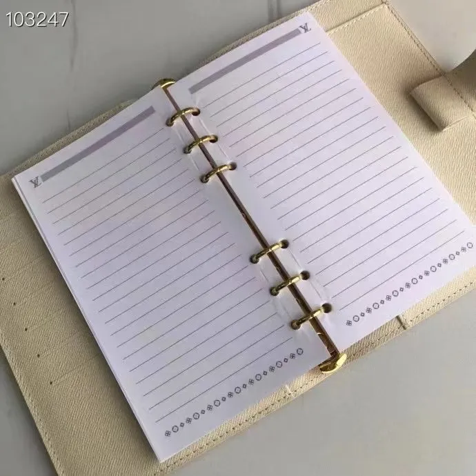 💰 150 hot sale, model number M20004❤️This small notepad cover is made of Monogram canvas. It can hold three credit cards and can also be used as an address book, notebook or calendar. 14 cm