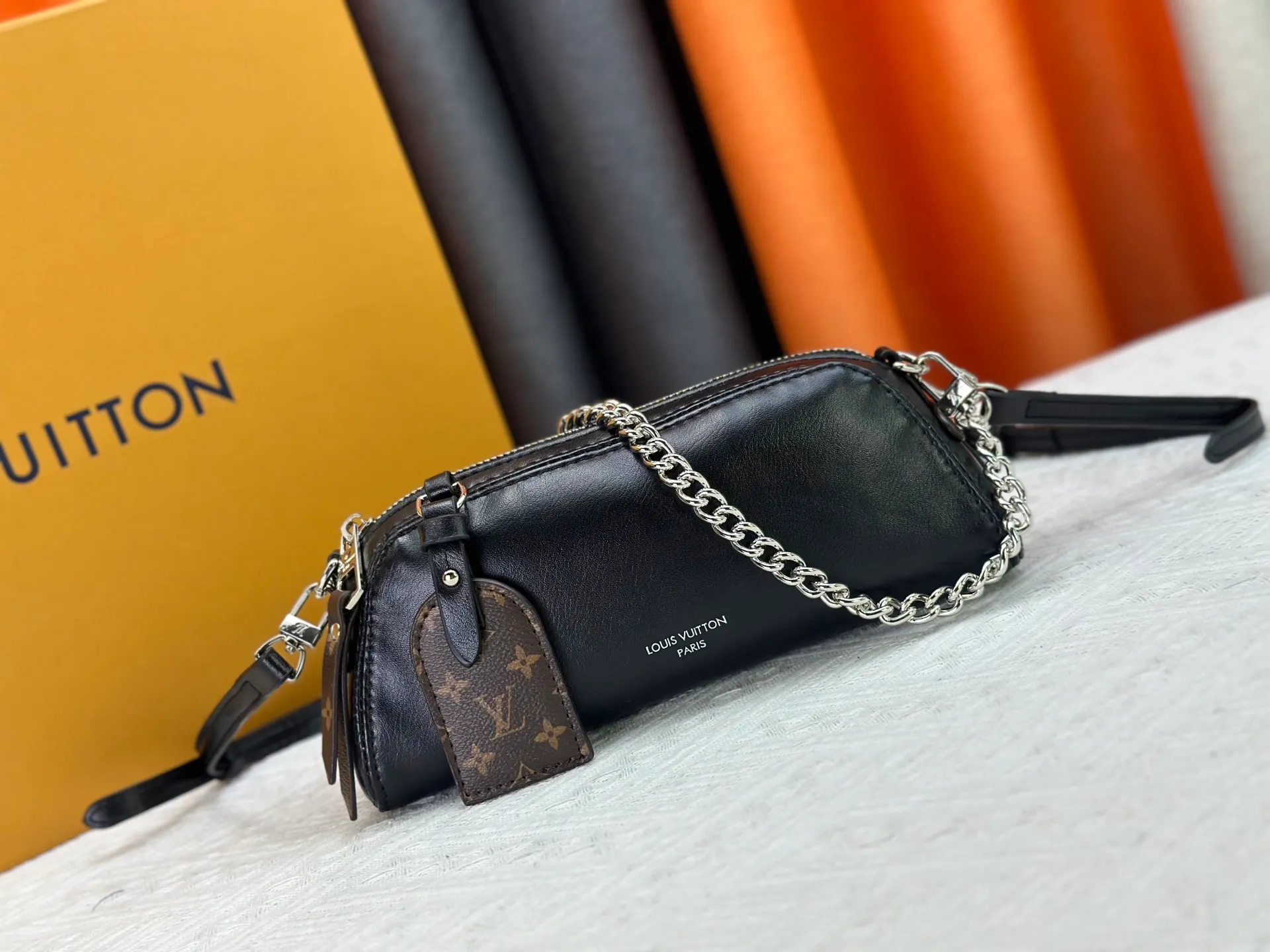 P240 M14544 This Pochette Vibe handbag comes from the LV Vibe series. It has a shiny soft sheepskin body and an eye-catching chain strap. Monogram address plate and LV Circle logo highlight the brand's style. The reversible shoulder strap renews the original design of the Carryall LV Vibe handbag, providing a variety of carrying options. 10 x 7.5 x 25 cm (height x width x length)