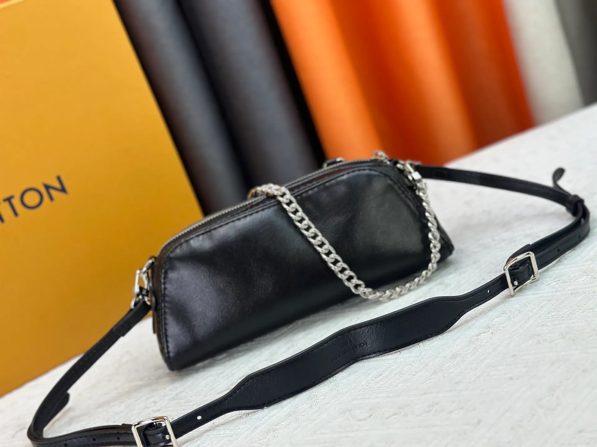 P240 M14544 This Pochette Vibe handbag comes from the LV Vibe series. It has a shiny soft sheepskin body and an eye-catching chain strap. Monogram address plate and LV Circle logo highlight the brand's style. The reversible shoulder strap renews the original design of the Carryall LV Vibe handbag, providing a variety of carrying options. 10 x 7.5 x 25 cm (height x width x length)