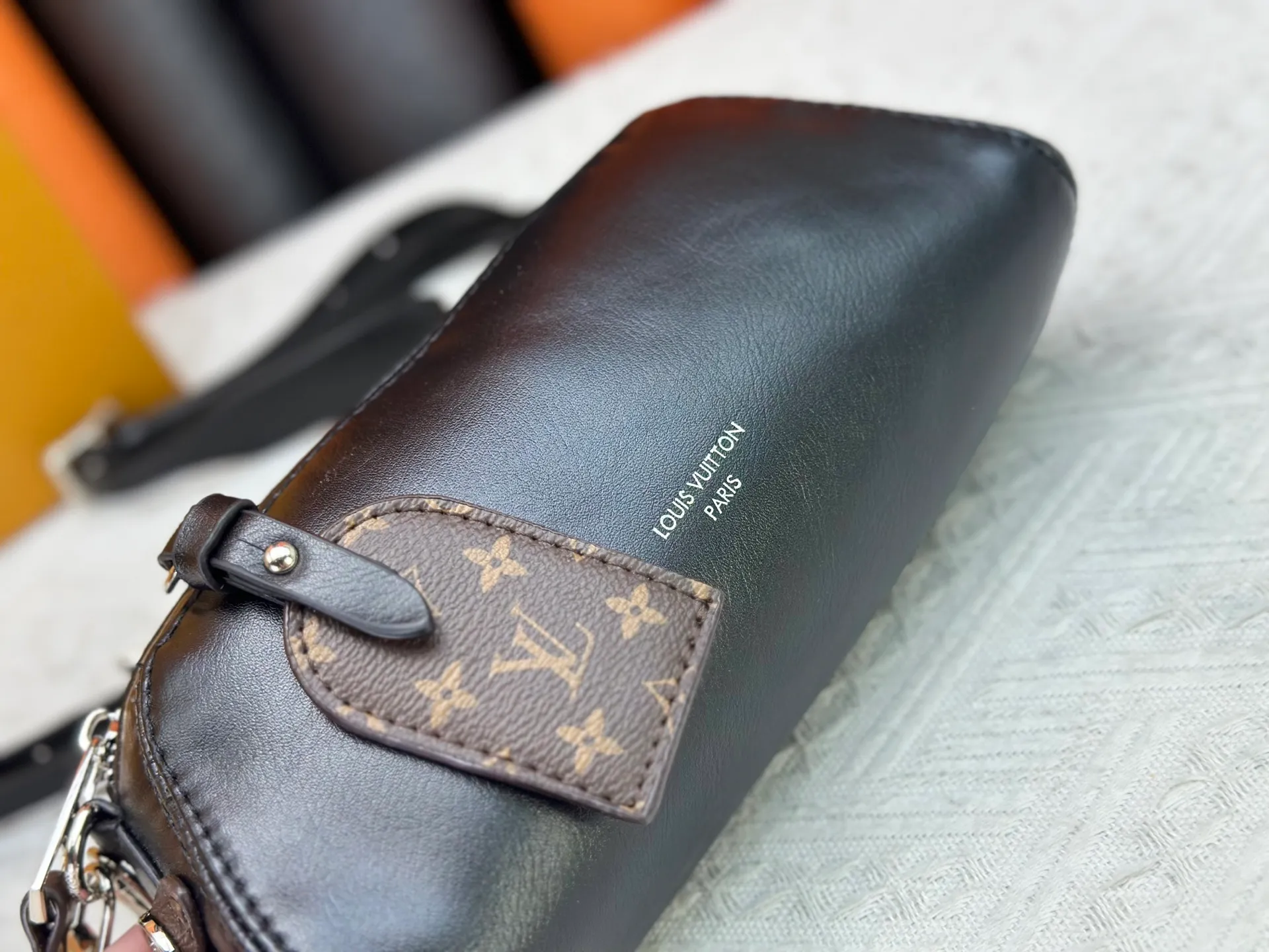 P240 M14544 This Pochette Vibe handbag comes from the LV Vibe series. It has a shiny soft sheepskin body and an eye-catching chain strap. Monogram address plate and LV Circle logo highlight the brand's style. The reversible shoulder strap renews the original design of the Carryall LV Vibe handbag, providing a variety of carrying options. 10 x 7.5 x 25 cm (height x width x length)