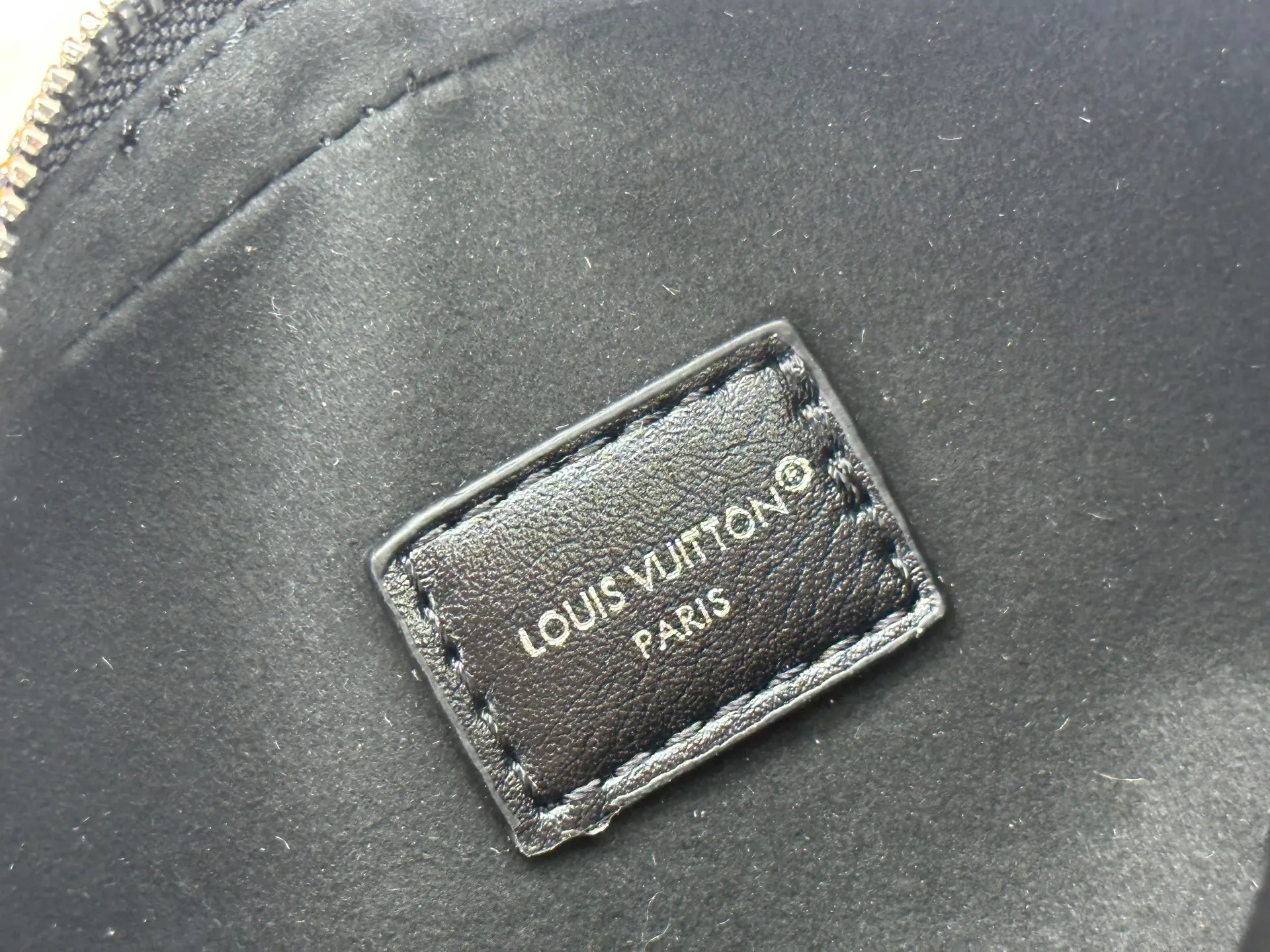 P240 M14544 This Pochette Vibe handbag comes from the LV Vibe series. It has a shiny soft sheepskin body and an eye-catching chain strap. Monogram address plate and LV Circle logo highlight the brand's style. The reversible shoulder strap renews the original design of the Carryall LV Vibe handbag, providing a variety of carrying options. 10 x 7.5 x 25 cm (height x width x length)