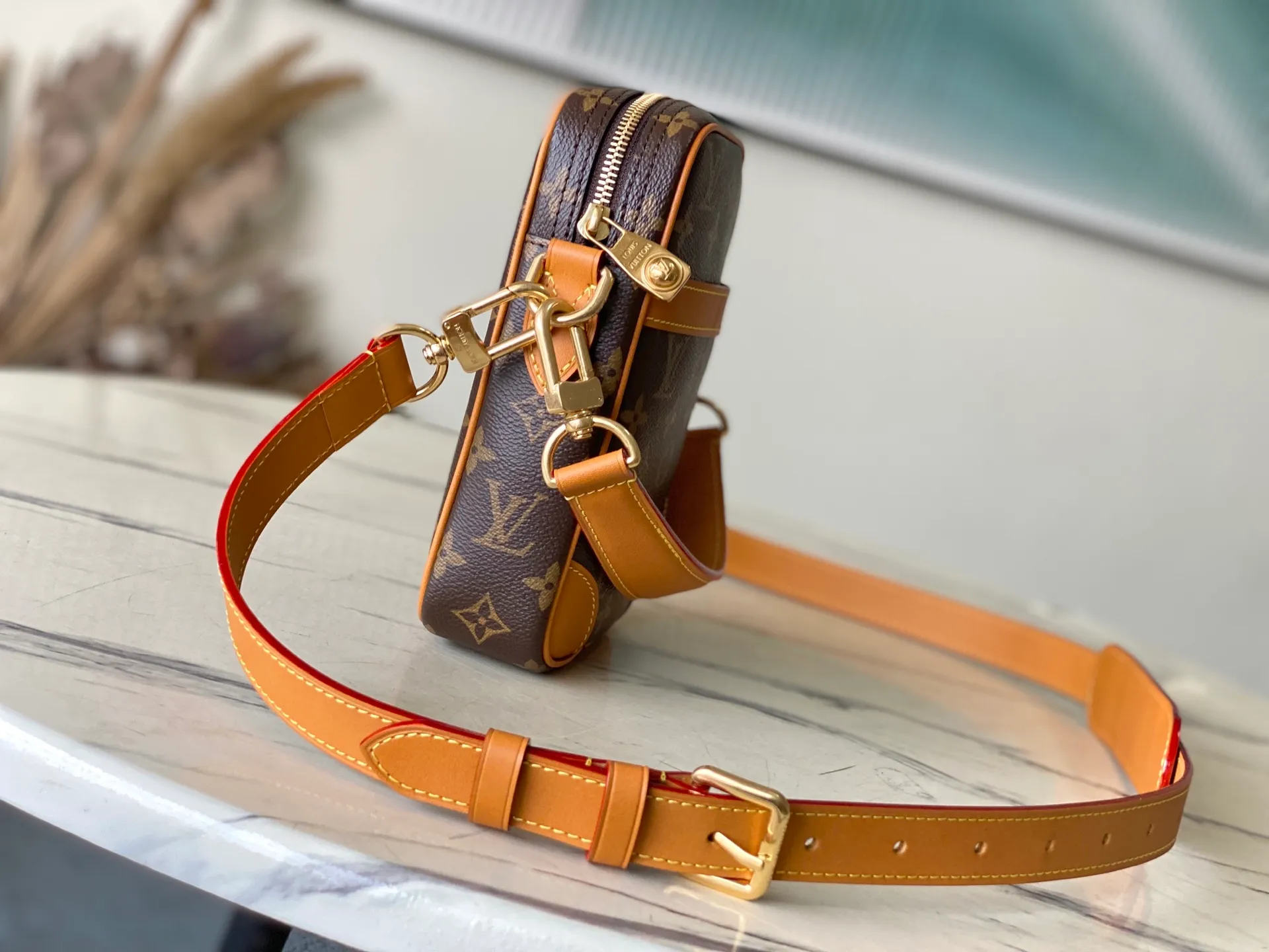 💰940 Top Original Order M14013 In the 2024 spring and summer series, Pharrel Wiliams explored the brand’s archives, drew inspiration from the fashion of the 1980s, and crafted the Danube crossbody bag with timeless style and timeless style. The body of the bag is made of smooth Monogram canvas, with premium distressed cow leather trimming the edges. The pearl zipper continues Pharrel Wiliams’ classic elements from the previous series. It also has a detachable handle and shoulder strap, allowing you to switch between carrying methods at will. Dimensions: 16 × 21 × 6 cm