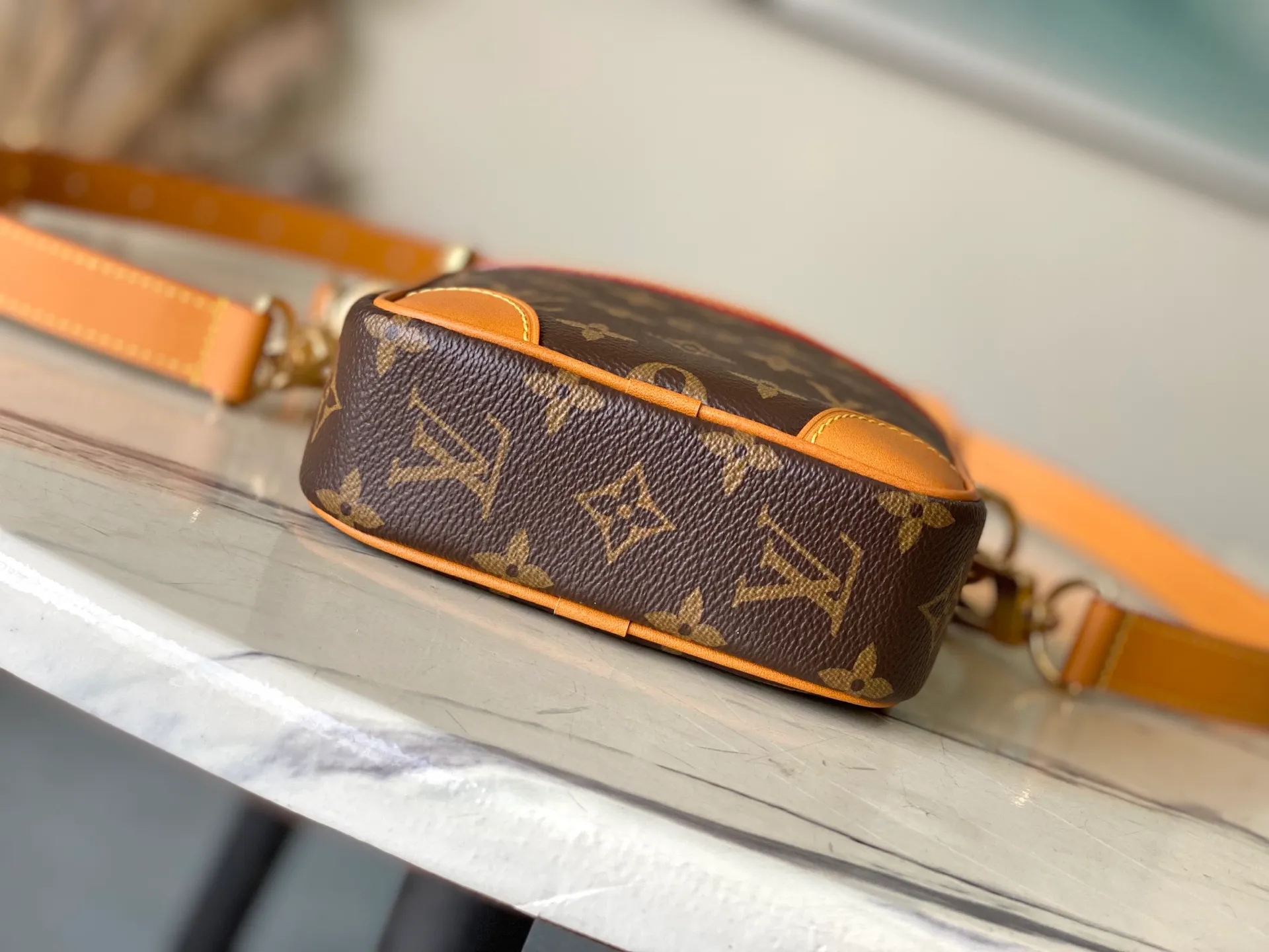 💰940 Top Original Order M14013 In the 2024 spring and summer series, Pharrel Wiliams explored the brand’s archives, drew inspiration from the fashion of the 1980s, and crafted the Danube crossbody bag with timeless style and timeless style. The body of the bag is made of smooth Monogram canvas, with premium distressed cow leather trimming the edges. The pearl zipper continues Pharrel Wiliams’ classic elements from the previous series. It also has a detachable handle and shoulder strap, allowing you to switch between carrying methods at will. Dimensions: 16 × 21 × 6 cm