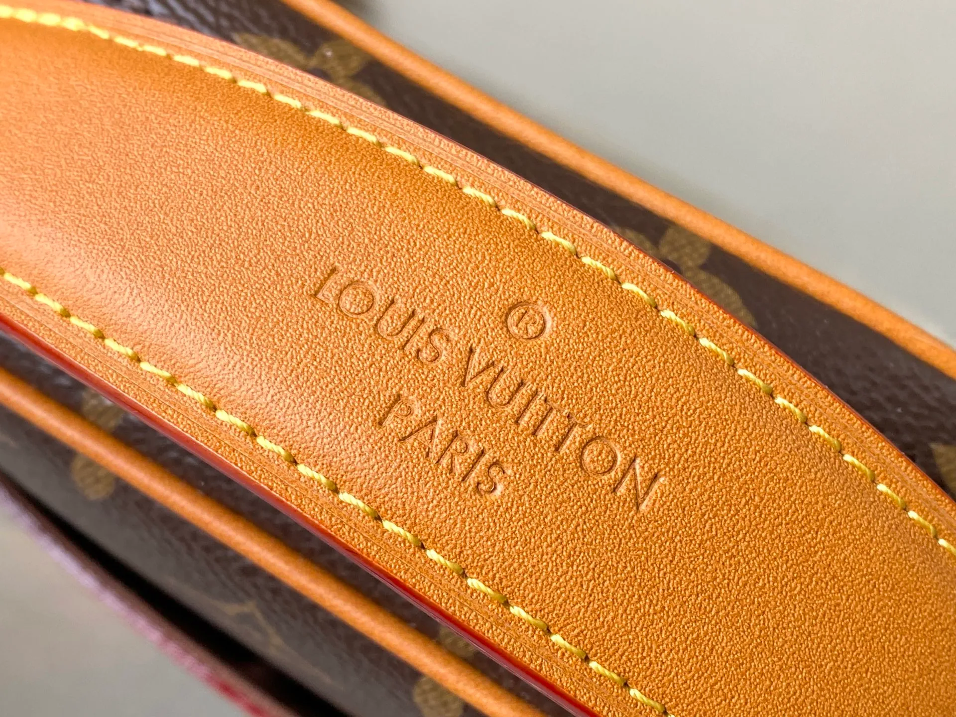 💰940 Top Original Order M14013 In the 2024 spring and summer series, Pharrel Wiliams explored the brand’s archives, drew inspiration from the fashion of the 1980s, and crafted the Danube crossbody bag with timeless style and timeless style. The body of the bag is made of smooth Monogram canvas, with premium distressed cow leather trimming the edges. The pearl zipper continues Pharrel Wiliams’ classic elements from the previous series. It also has a detachable handle and shoulder strap, allowing you to switch between carrying methods at will. Dimensions: 16 × 21 × 6 cm