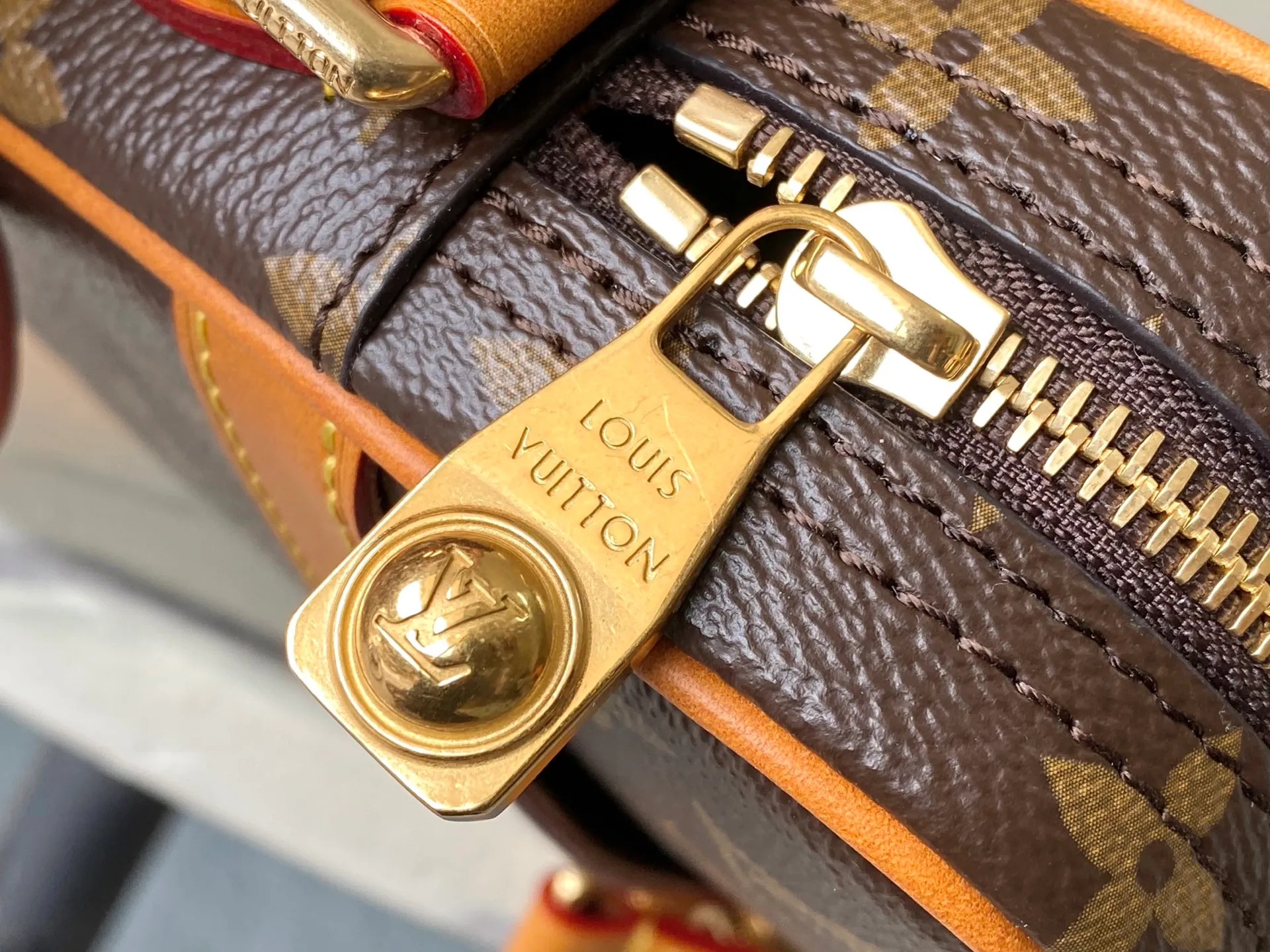 💰940 Top Original Order M14013 In the 2024 spring and summer series, Pharrel Wiliams explored the brand’s archives, drew inspiration from the fashion of the 1980s, and crafted the Danube crossbody bag with timeless style and timeless style. The body of the bag is made of smooth Monogram canvas, with premium distressed cow leather trimming the edges. The pearl zipper continues Pharrel Wiliams’ classic elements from the previous series. It also has a detachable handle and shoulder strap, allowing you to switch between carrying methods at will. Dimensions: 16 × 21 × 6 cm