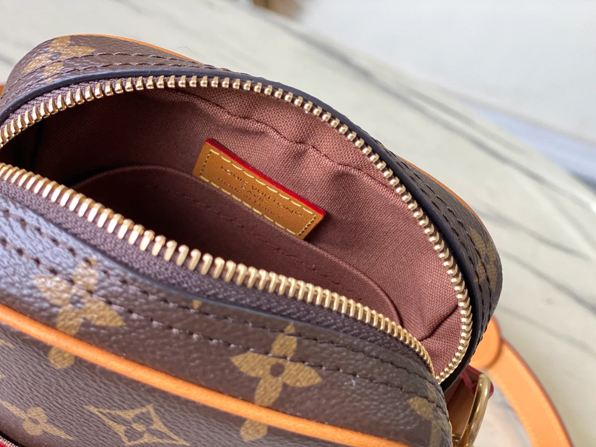 💰940 Top Original Order M14013 In the 2024 spring and summer series, Pharrel Wiliams explored the brand’s archives, drew inspiration from the fashion of the 1980s, and crafted the Danube crossbody bag with timeless style and timeless style. The body of the bag is made of smooth Monogram canvas, with premium distressed cow leather trimming the edges. The pearl zipper continues Pharrel Wiliams’ classic elements from the previous series. It also has a detachable handle and shoulder strap, allowing you to switch between carrying methods at will. Dimensions: 16 × 21 × 6 cm
