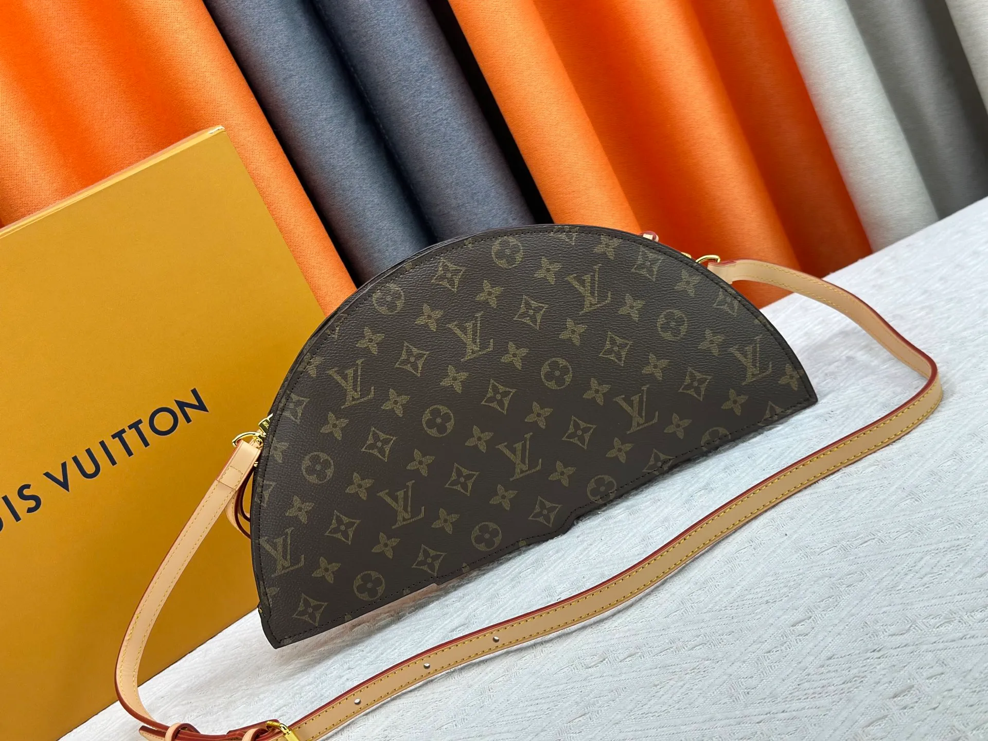 P400 upgrades the original M14804 LV Fan handbag, which is made of Monogram canvas. It debuts on the 2025 spring and summer show with a unique design, making it a collector's choice. The leather is embellished with Monogram floral details and can be carried by hand or on the shoulder.  Dimensions: 𝟑𝟕.𝟎 𝐱 𝟏𝟗.𝟎 𝐱 𝟔.𝟎 cm (Length 𝐱 Height 𝐱 Width)