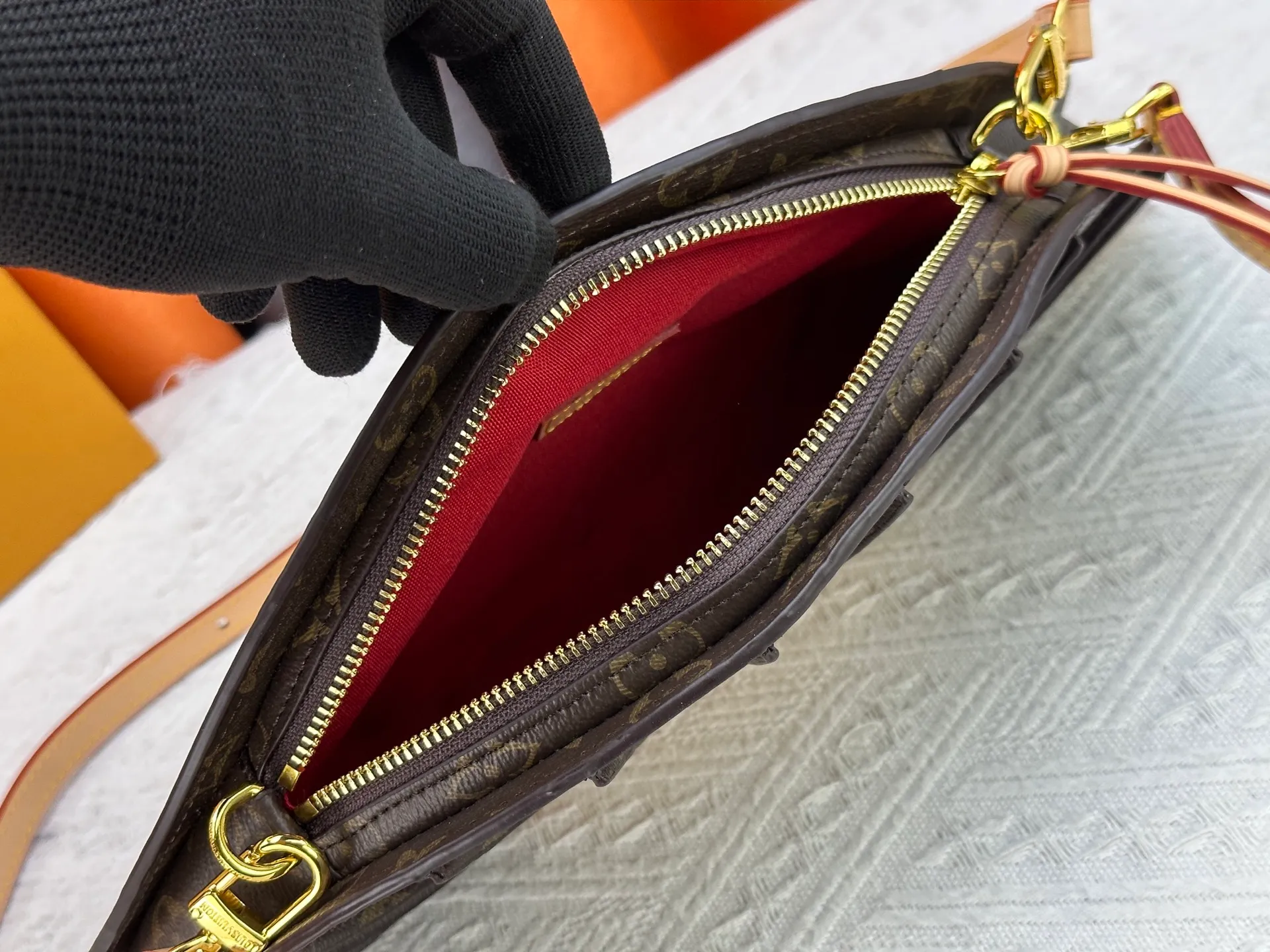 P400 upgrades the original M14804 LV Fan handbag, which is made of Monogram canvas. It debuts on the 2025 spring and summer show with a unique design, making it a collector's choice. The leather is embellished with Monogram floral details and can be carried by hand or on the shoulder.  Dimensions: 𝟑𝟕.𝟎 𝐱 𝟏𝟗.𝟎 𝐱 𝟔.𝟎 cm (Length 𝐱 Height 𝐱 Width)