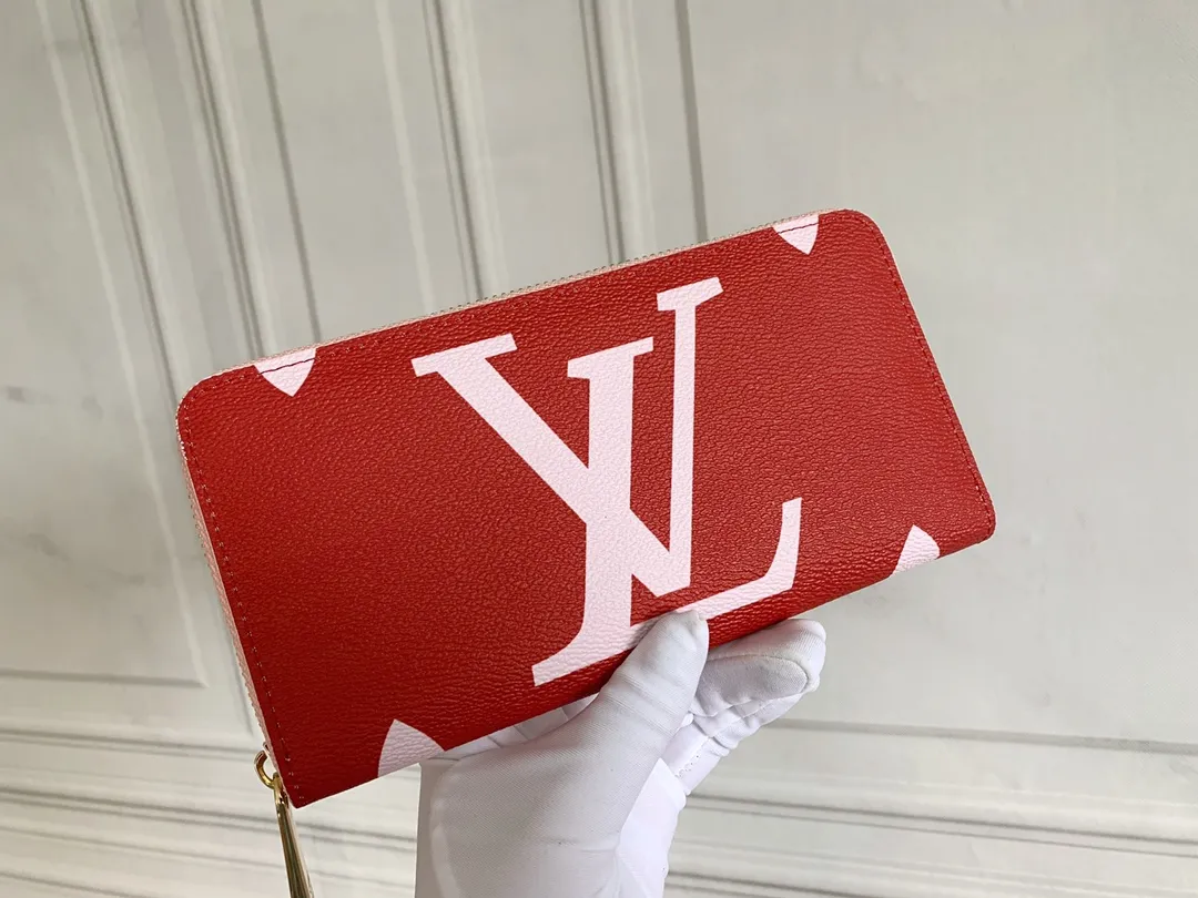💰130 M60017 Red and Pink ZIppy Zipper Wallet Printed canvas zipper coin purse, the large LV letters and Monogram floral pattern are particularly eye-catching. The compact zipper wallet is one of the classic designs. This wallet can hold banknotes, credit cards, small change, IDs, etc. Size 19x10cm.