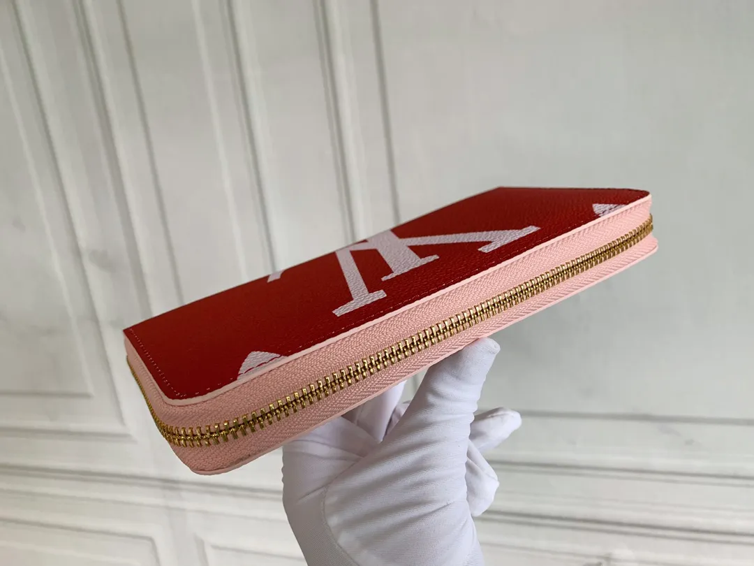 💰130 M60017 Red and Pink ZIppy Zipper Wallet Printed canvas zipper coin purse, the large LV letters and Monogram floral pattern are particularly eye-catching. The compact zipper wallet is one of the classic designs. This wallet can hold banknotes, credit cards, small change, IDs, etc. Size 19x10cm.
