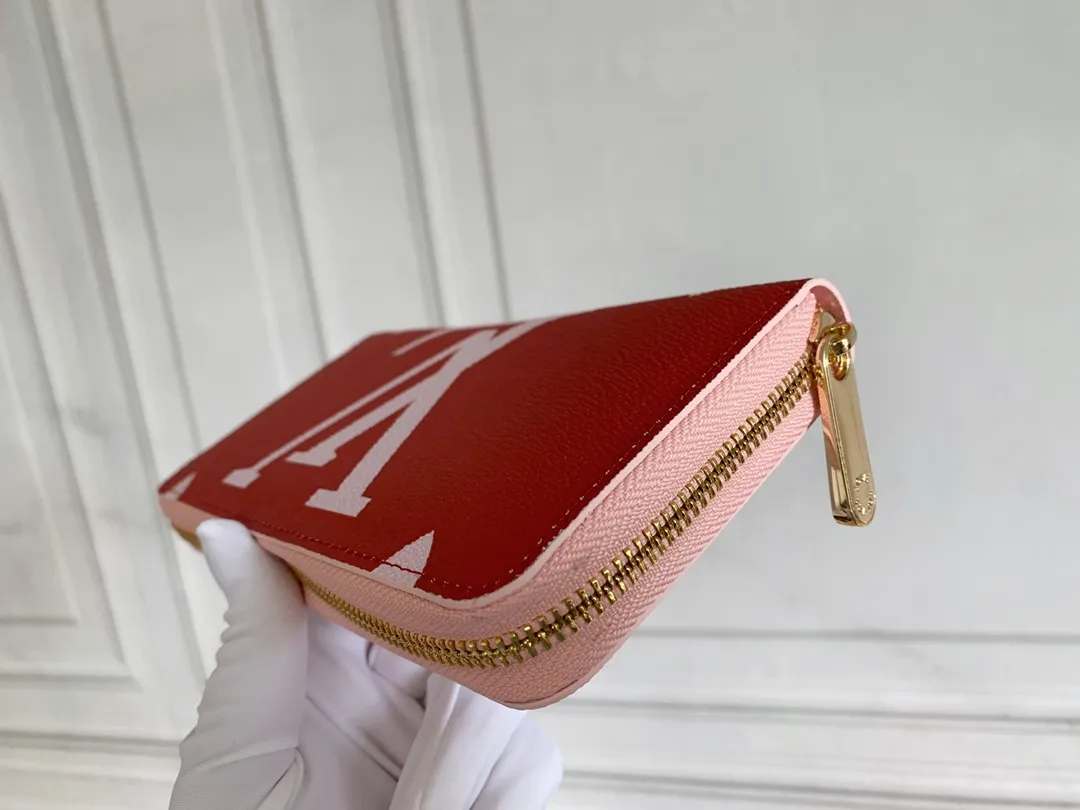 💰130 M60017 Red and Pink ZIppy Zipper Wallet Printed canvas zipper coin purse, the large LV letters and Monogram floral pattern are particularly eye-catching. The compact zipper wallet is one of the classic designs. This wallet can hold banknotes, credit cards, small change, IDs, etc. Size 19x10cm.