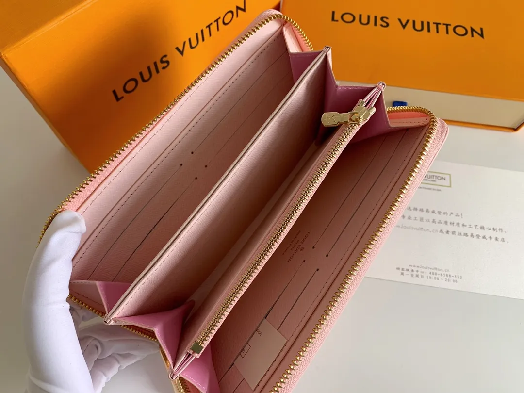 💰130 M60017 Red and Pink ZIppy Zipper Wallet Printed canvas zipper coin purse, the large LV letters and Monogram floral pattern are particularly eye-catching. The compact zipper wallet is one of the classic designs. This wallet can hold banknotes, credit cards, small change, IDs, etc. Size 19x10cm.