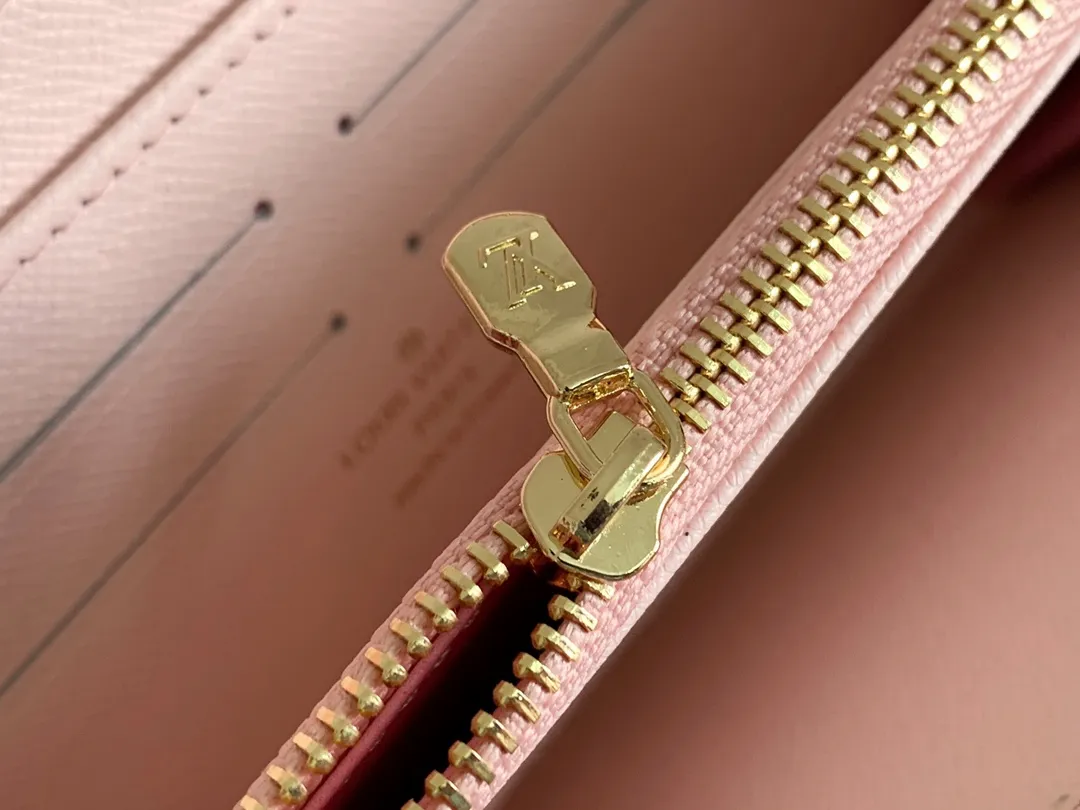 💰130 M60017 Red and Pink ZIppy Zipper Wallet Printed canvas zipper coin purse, the large LV letters and Monogram floral pattern are particularly eye-catching. The compact zipper wallet is one of the classic designs. This wallet can hold banknotes, credit cards, small change, IDs, etc. Size 19x10cm.