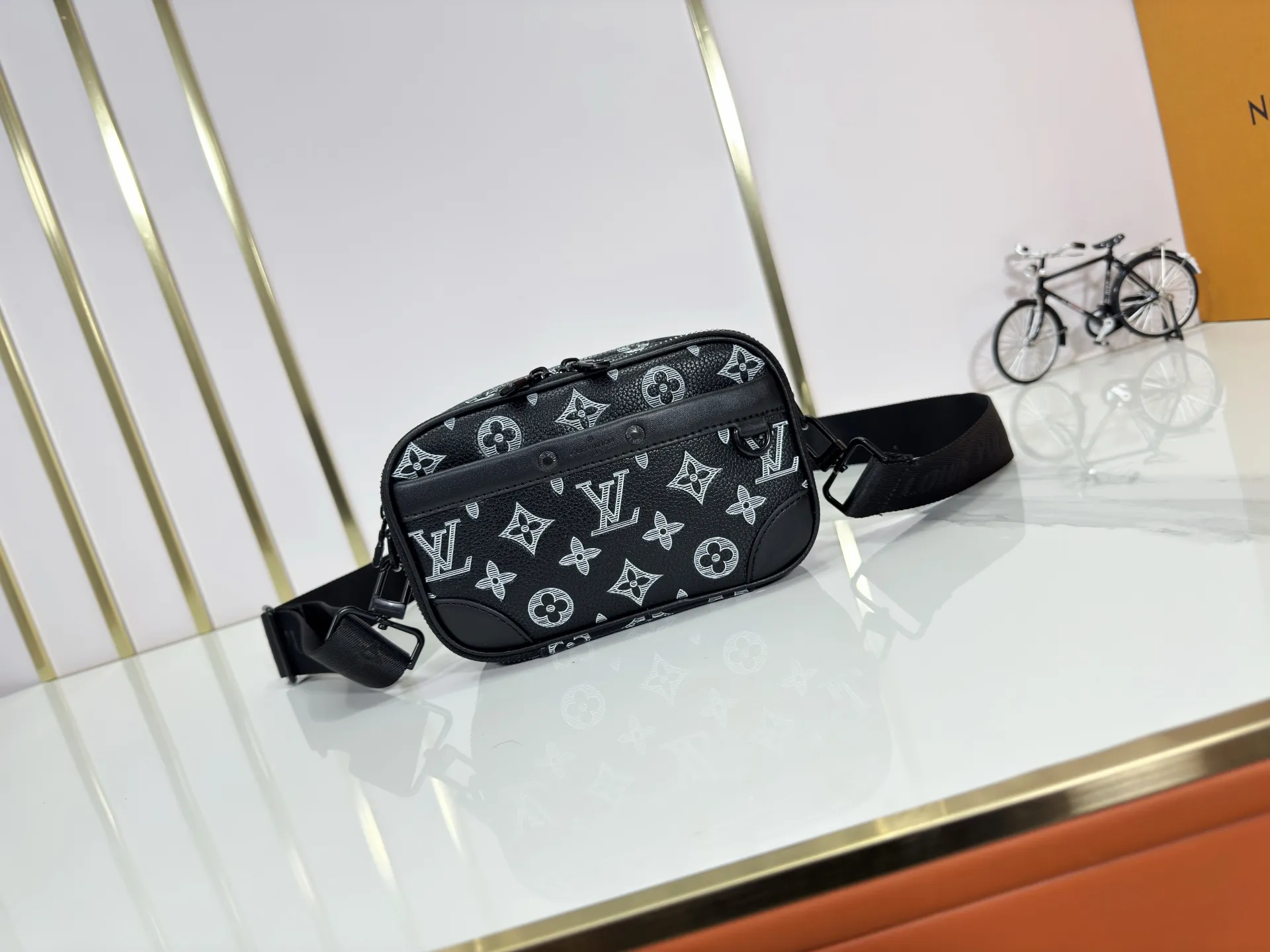 P210 Upgraded original M46955 M83383 M82542 M82544 M82801 Mini men's bag series The new Zly hx NANO ALA handbag of the season. The Neo Ala handbag condenses the design of the past Ala handbag with rounded strokes and uses soft Monogram Eclie canvas to build a casual silhouette. The ample space is equipped with a zipper compartment and front patch pocket to hold daily necessities such as mobile phones, cards and keys, and comes with a detachable and adjustable leather shoulder strap. 18.5 x 11 x 6.5 cm.