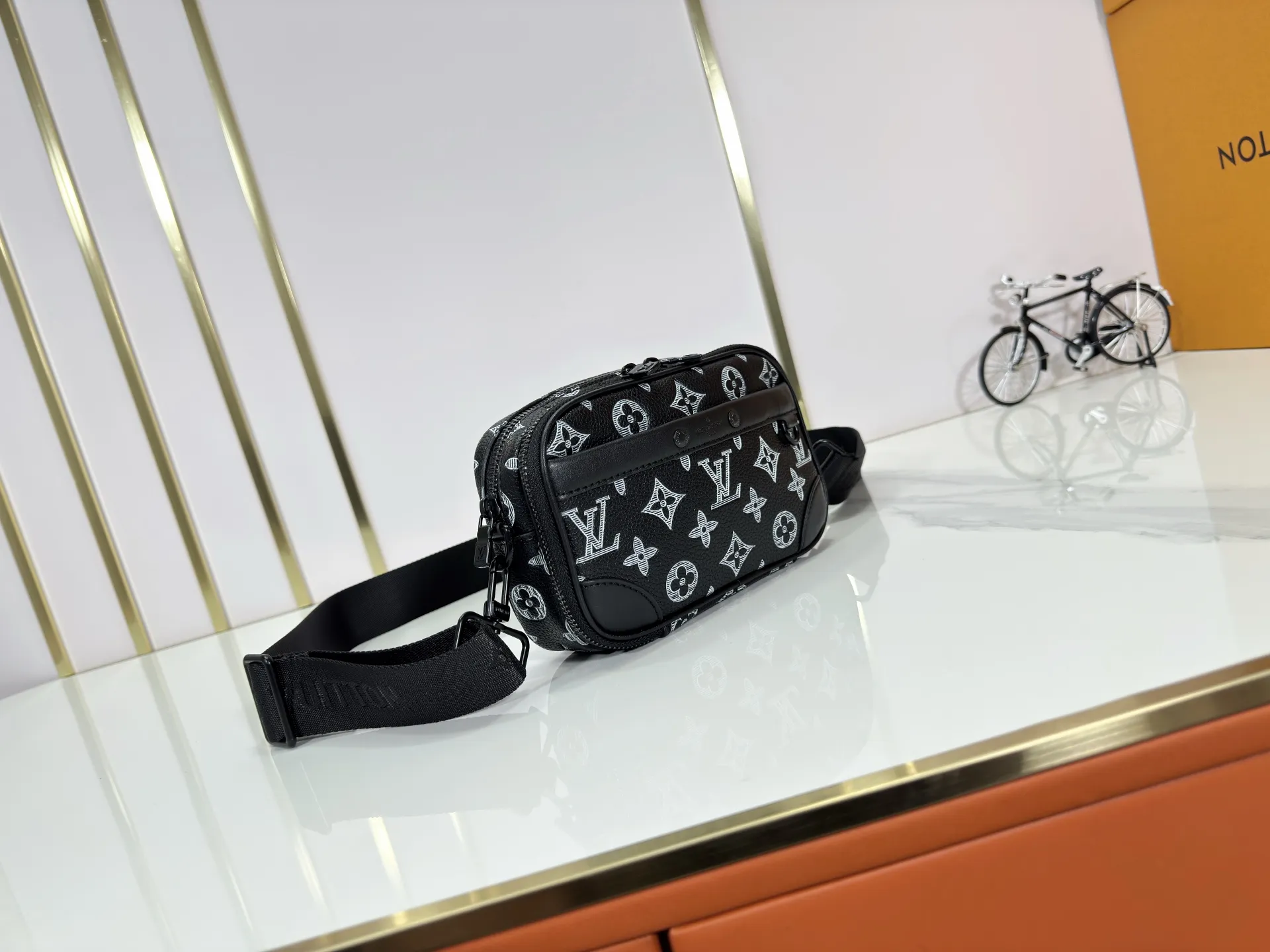 P210 Upgraded original M46955 M83383 M82542 M82544 M82801 Mini men's bag series The new Zly hx NANO ALA handbag of the season. The Neo Ala handbag condenses the design of the past Ala handbag with rounded strokes and uses soft Monogram Eclie canvas to build a casual silhouette. The ample space is equipped with a zipper compartment and front patch pocket to hold daily necessities such as mobile phones, cards and keys, and comes with a detachable and adjustable leather shoulder strap. 18.5 x 11 x 6.5 cm.