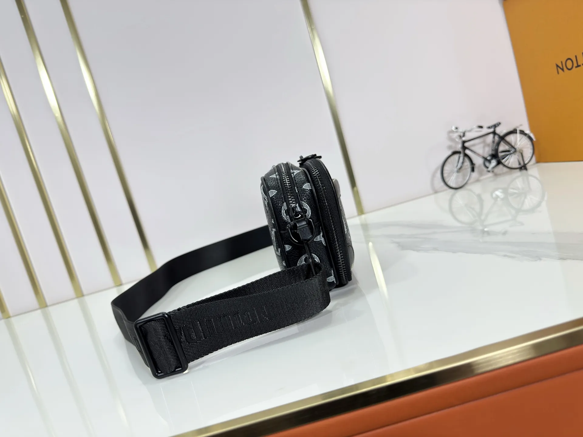 P210 Upgraded original M46955 M83383 M82542 M82544 M82801 Mini men's bag series The new Zly hx NANO ALA handbag of the season. The Neo Ala handbag condenses the design of the past Ala handbag with rounded strokes and uses soft Monogram Eclie canvas to build a casual silhouette. The ample space is equipped with a zipper compartment and front patch pocket to hold daily necessities such as mobile phones, cards and keys, and comes with a detachable and adjustable leather shoulder strap. 18.5 x 11 x 6.5 cm.