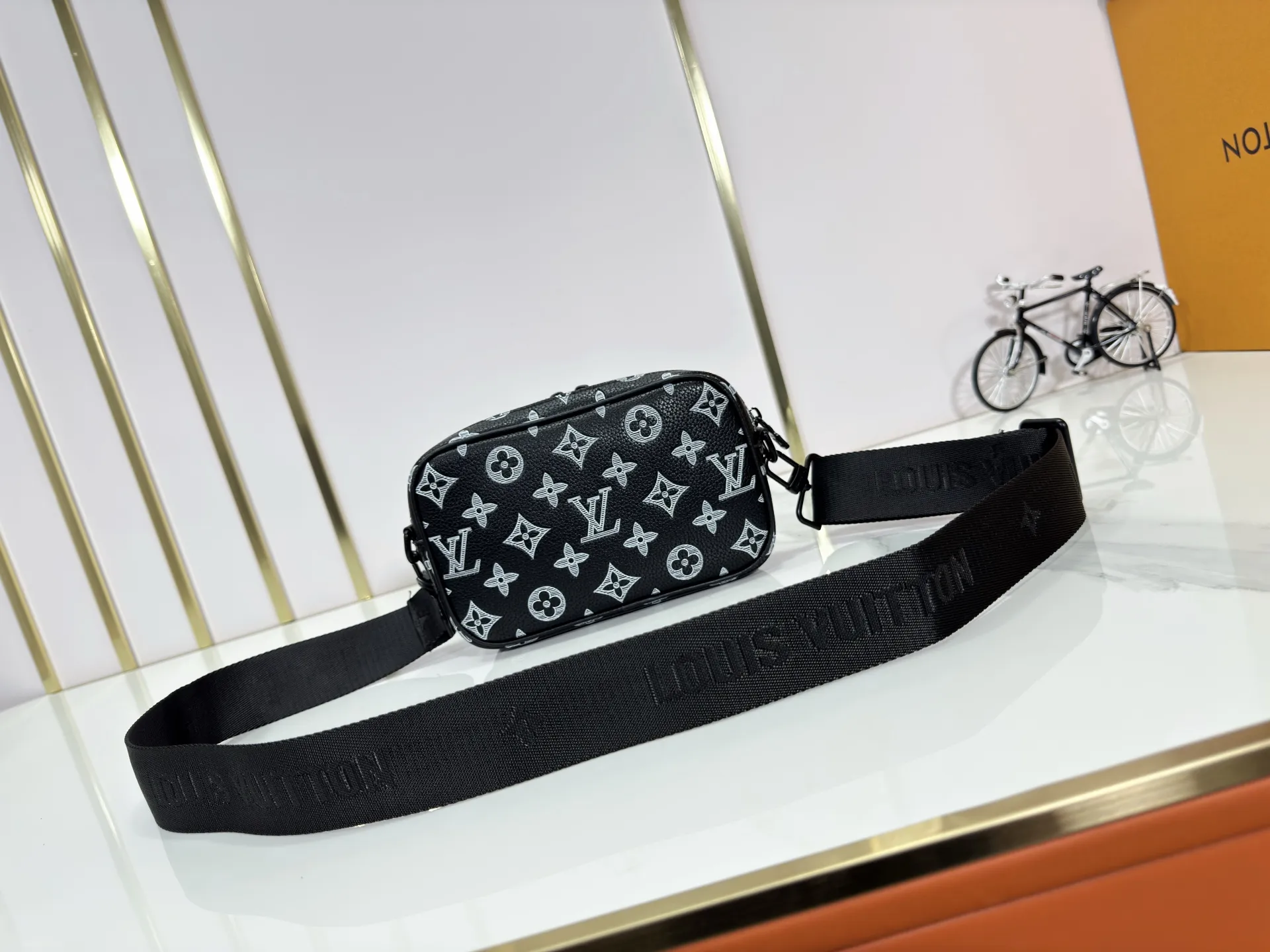 P210 Upgraded original M46955 M83383 M82542 M82544 M82801 Mini men's bag series The new Zly hx NANO ALA handbag of the season. The Neo Ala handbag condenses the design of the past Ala handbag with rounded strokes and uses soft Monogram Eclie canvas to build a casual silhouette. The ample space is equipped with a zipper compartment and front patch pocket to hold daily necessities such as mobile phones, cards and keys, and comes with a detachable and adjustable leather shoulder strap. 18.5 x 11 x 6.5 cm.