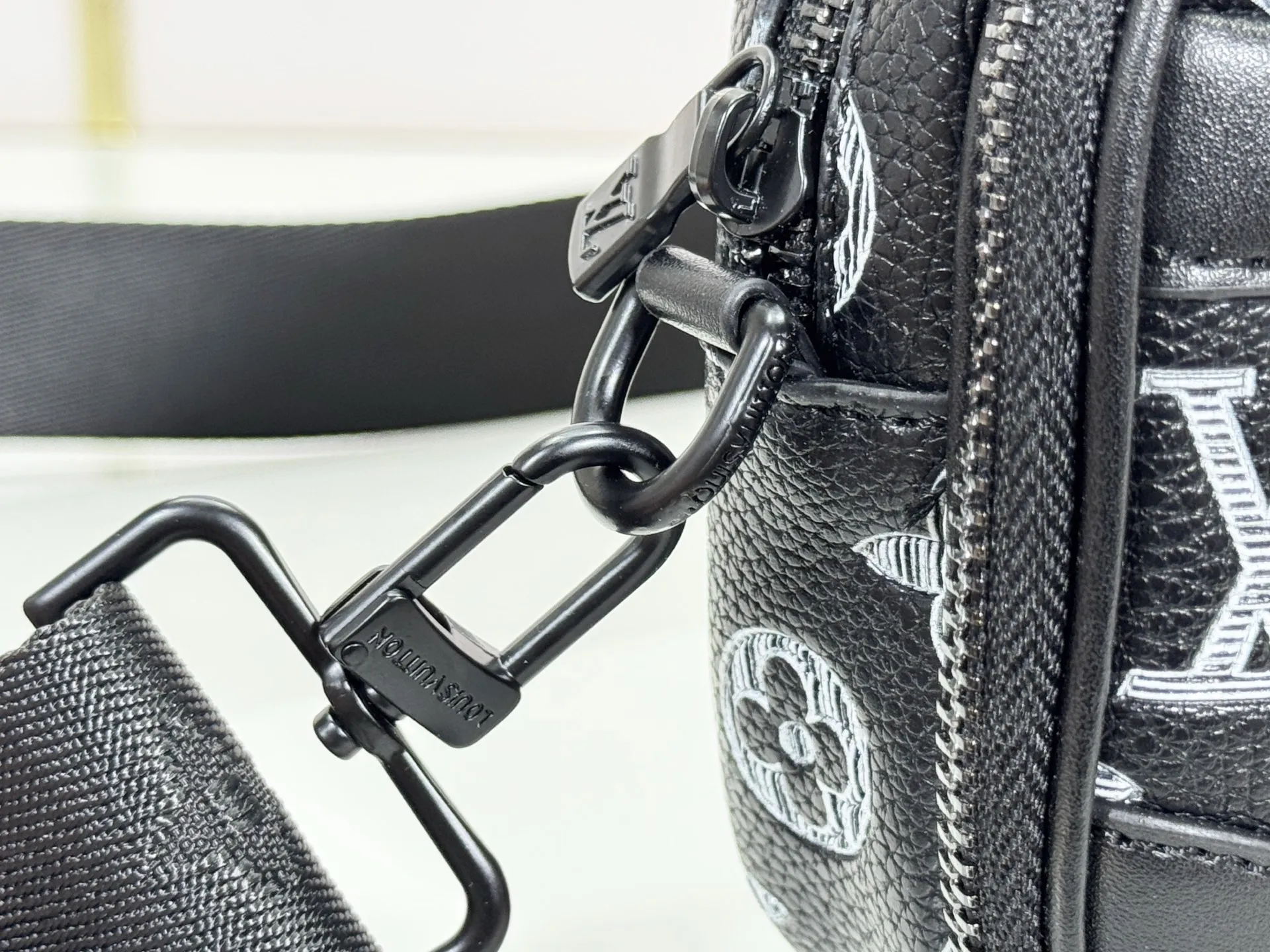 P210 Upgraded original M46955 M83383 M82542 M82544 M82801 Mini men's bag series The new Zly hx NANO ALA handbag of the season. The Neo Ala handbag condenses the design of the past Ala handbag with rounded strokes and uses soft Monogram Eclie canvas to build a casual silhouette. The ample space is equipped with a zipper compartment and front patch pocket to hold daily necessities such as mobile phones, cards and keys, and comes with a detachable and adjustable leather shoulder strap. 18.5 x 11 x 6.5 cm.