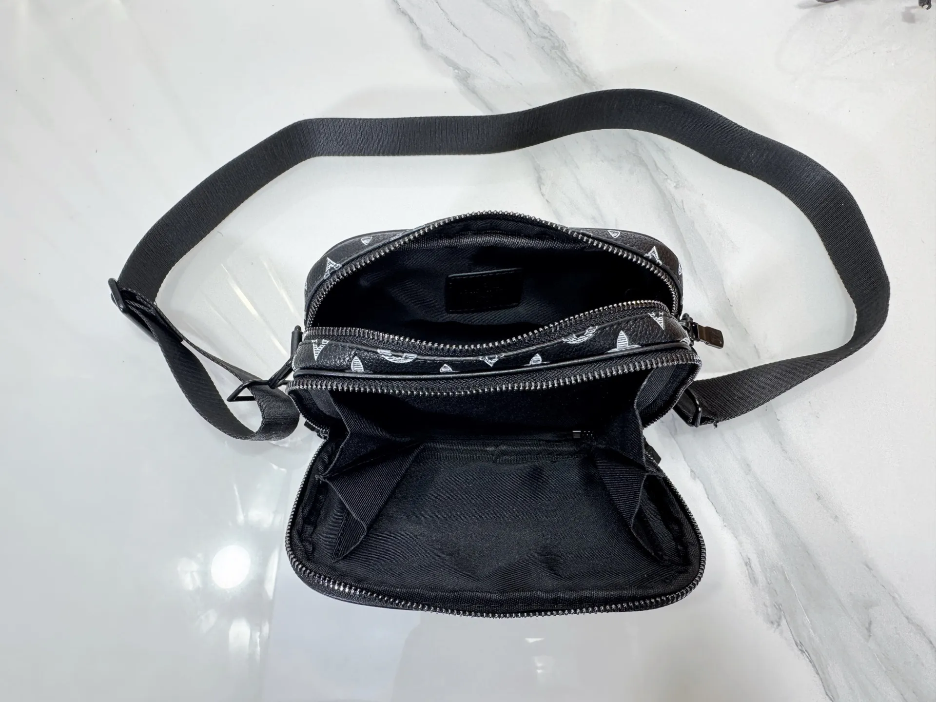 P210 Upgraded original M46955 M83383 M82542 M82544 M82801 Mini men's bag series The new Zly hx NANO ALA handbag of the season. The Neo Ala handbag condenses the design of the past Ala handbag with rounded strokes and uses soft Monogram Eclie canvas to build a casual silhouette. The ample space is equipped with a zipper compartment and front patch pocket to hold daily necessities such as mobile phones, cards and keys, and comes with a detachable and adjustable leather shoulder strap. 18.5 x 11 x 6.5 cm.