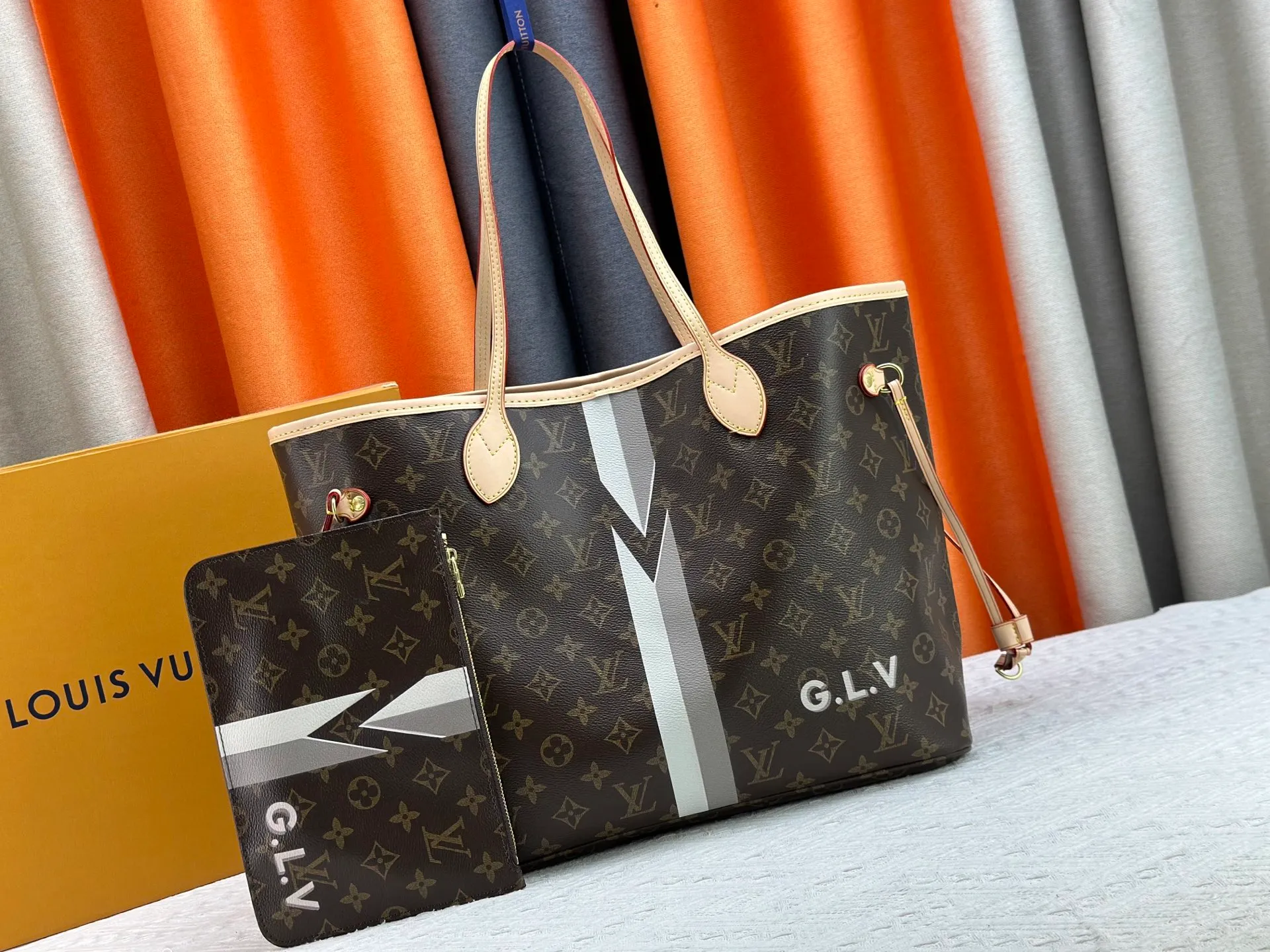 P260 Upgraded original M13758 M14210 M45686 M46649 M58907 M13675 M40995 This Neverfull medium handbag uses embossing and printing processes to depict the Monogram pattern on the cow leather. Tighten the side straps and the tote instantly transforms into an elegant urban handbag; the long handle makes it easy to carry over the shoulder or elbow. 31.0 x 28.0 x 14.0 cm (length x height x width)