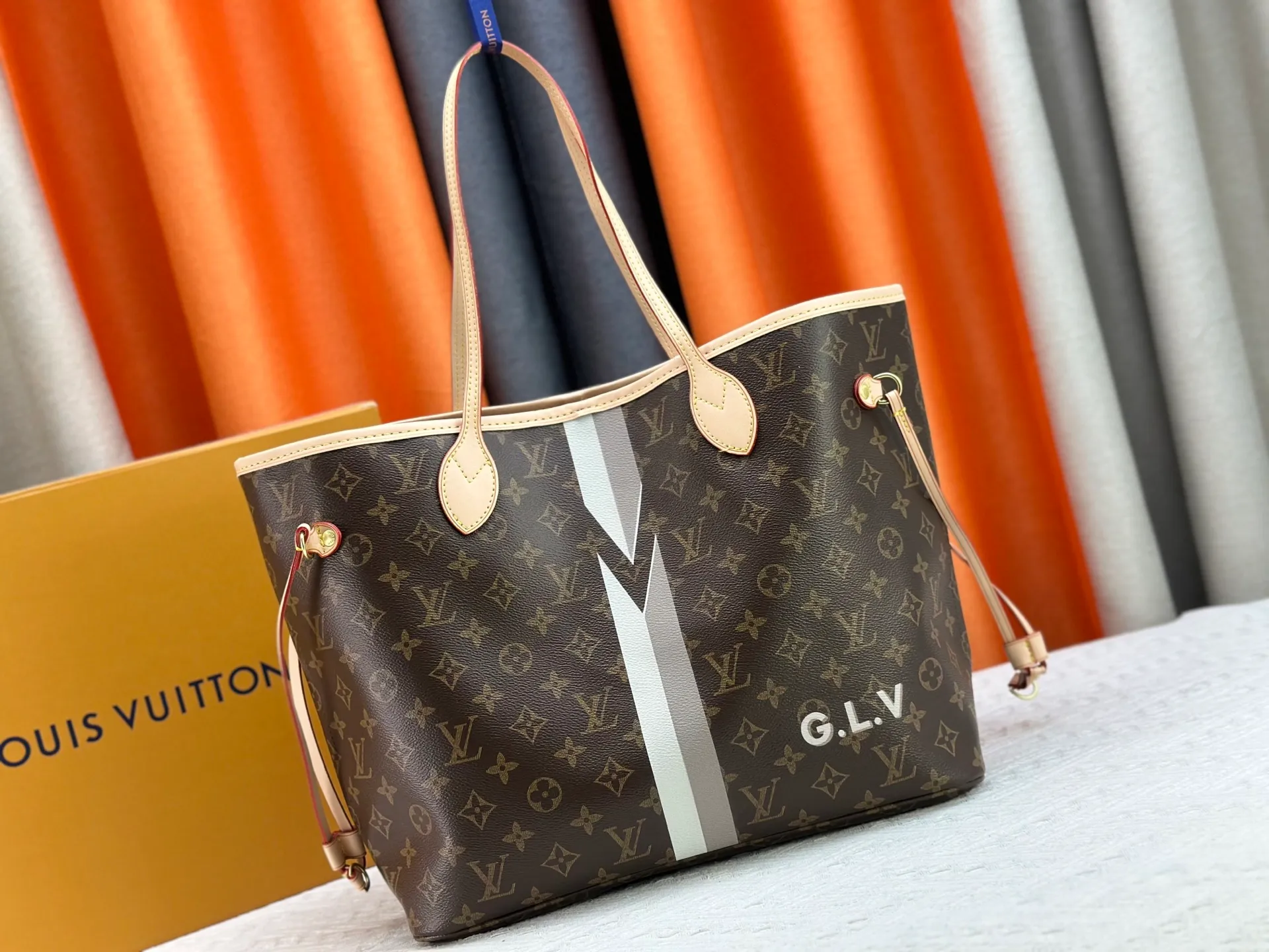P260 Upgraded original M13758 M14210 M45686 M46649 M58907 M13675 M40995 This Neverfull medium handbag uses embossing and printing processes to depict the Monogram pattern on the cow leather. Tighten the side straps and the tote instantly transforms into an elegant urban handbag; the long handle makes it easy to carry over the shoulder or elbow. 31.0 x 28.0 x 14.0 cm (length x height x width)