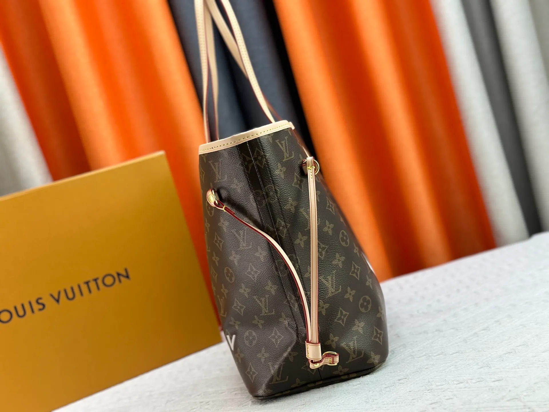 P260 Upgraded original M13758 M14210 M45686 M46649 M58907 M13675 M40995 This Neverfull medium handbag uses embossing and printing processes to depict the Monogram pattern on the cow leather. Tighten the side straps and the tote instantly transforms into an elegant urban handbag; the long handle makes it easy to carry over the shoulder or elbow. 31.0 x 28.0 x 14.0 cm (length x height x width)