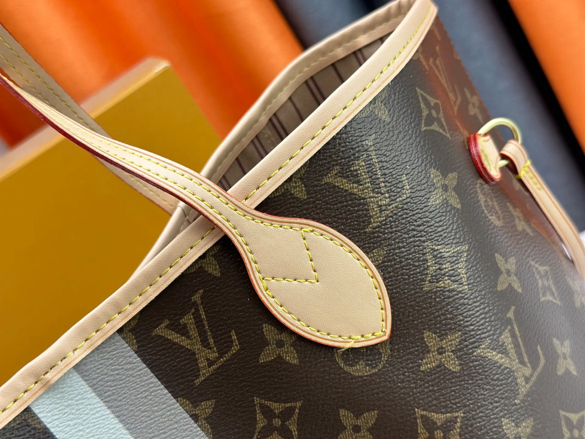 P260 Upgraded original M13758 M14210 M45686 M46649 M58907 M13675 M40995 This Neverfull medium handbag uses embossing and printing processes to depict the Monogram pattern on the cow leather. Tighten the side straps and the tote instantly transforms into an elegant urban handbag; the long handle makes it easy to carry over the shoulder or elbow. 31.0 x 28.0 x 14.0 cm (length x height x width)