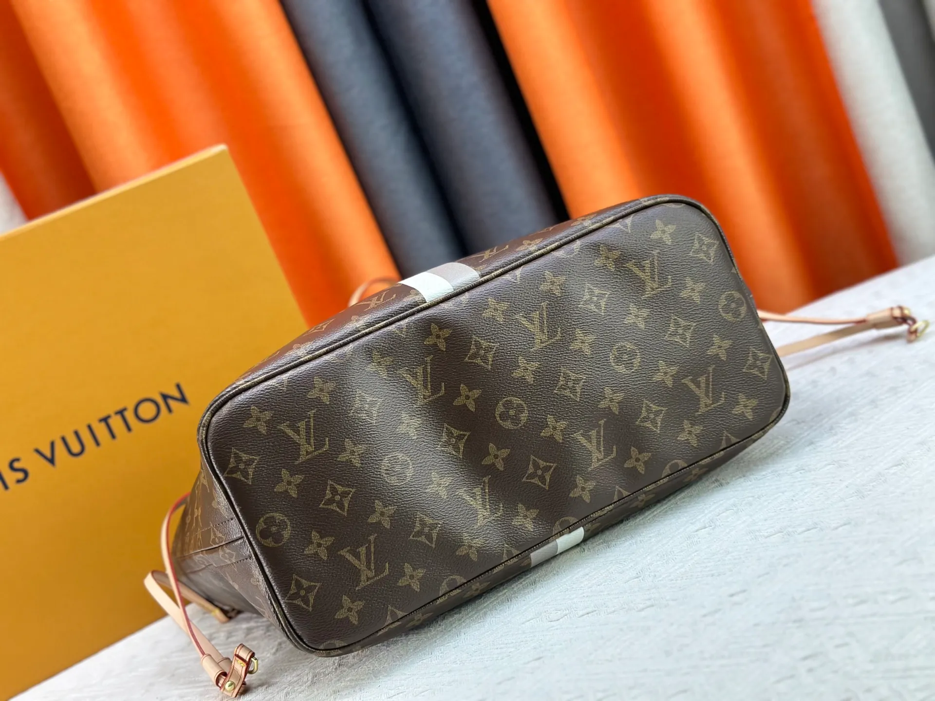 P260 Upgraded original M13758 M14210 M45686 M46649 M58907 M13675 M40995 This Neverfull medium handbag uses embossing and printing processes to depict the Monogram pattern on the cow leather. Tighten the side straps and the tote instantly transforms into an elegant urban handbag; the long handle makes it easy to carry over the shoulder or elbow. 31.0 x 28.0 x 14.0 cm (length x height x width)
