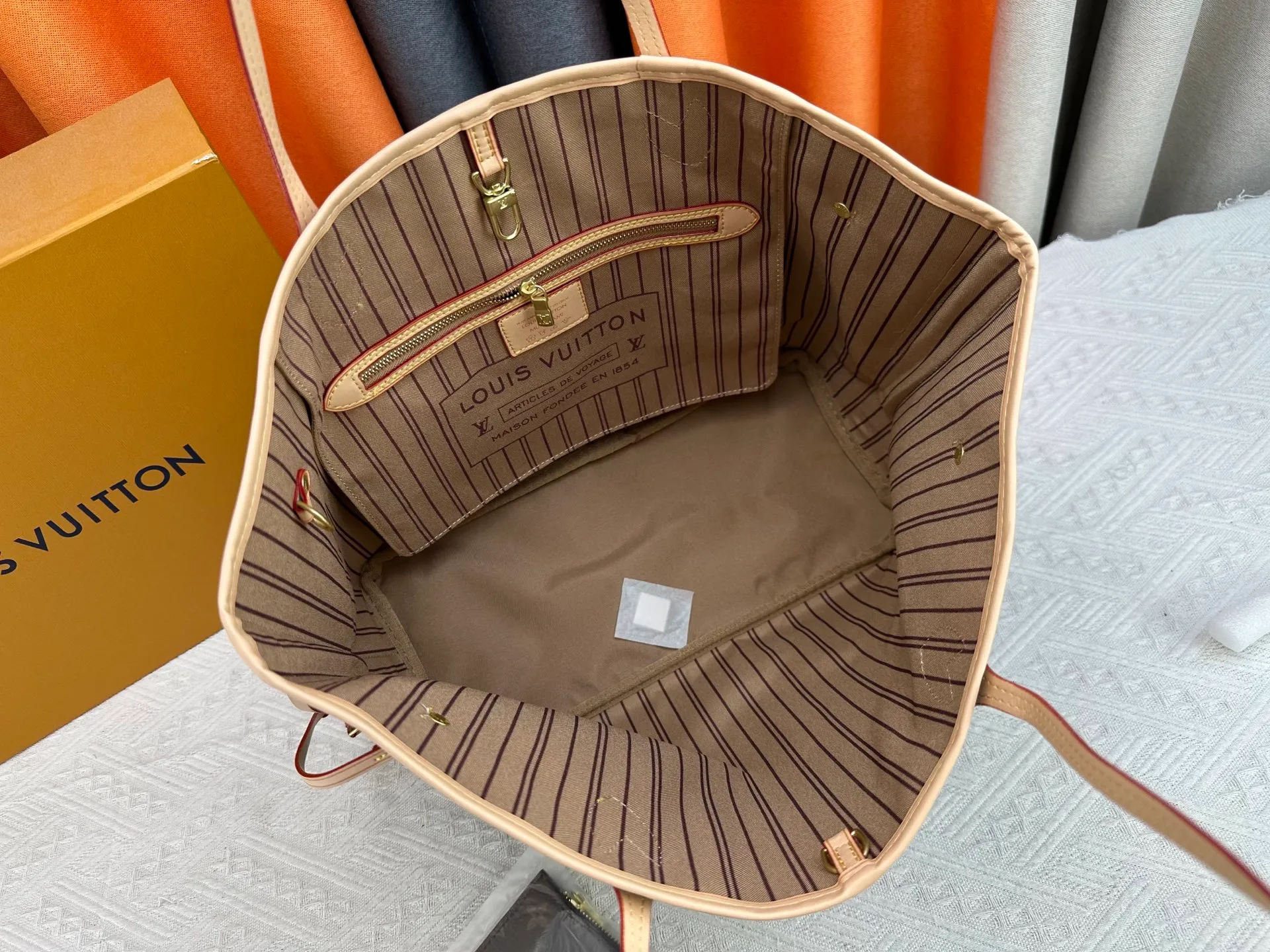 P260 Upgraded original M13758 M14210 M45686 M46649 M58907 M13675 M40995 This Neverfull medium handbag uses embossing and printing processes to depict the Monogram pattern on the cow leather. Tighten the side straps and the tote instantly transforms into an elegant urban handbag; the long handle makes it easy to carry over the shoulder or elbow. 31.0 x 28.0 x 14.0 cm (length x height x width)