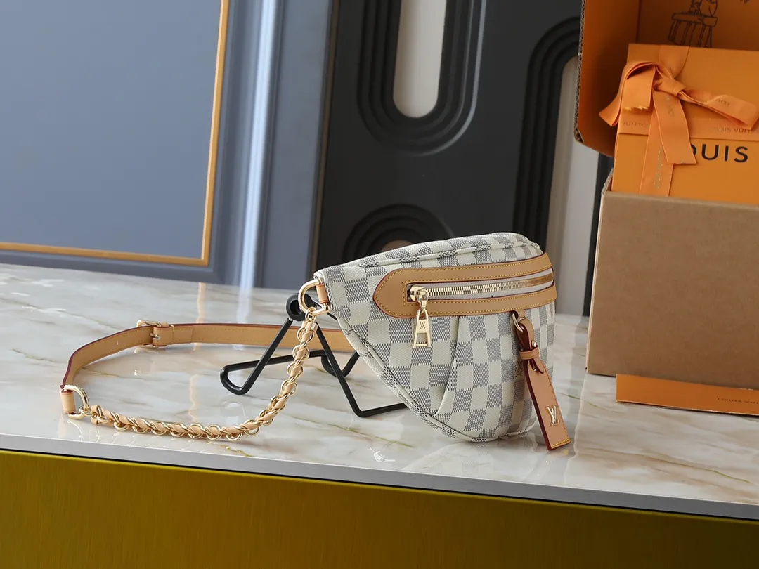 💰240💰Upgraded original version M14353 M46784 M43644 This unique High Rise waist bag is reinterpreted in iconic Monogram Empreinte leather this season. Just like the original design, this PM style has a practical design with adjustable length straps and is large enough to hold everyday essentials. The belt bag is embellished with gold-tone hardware and has a detachable decorative luggage tag that pays homage to the brand's trunk-making heritage and can be worn cross-body or as a belt. Dimensions: 31 x 15 x 6 cm