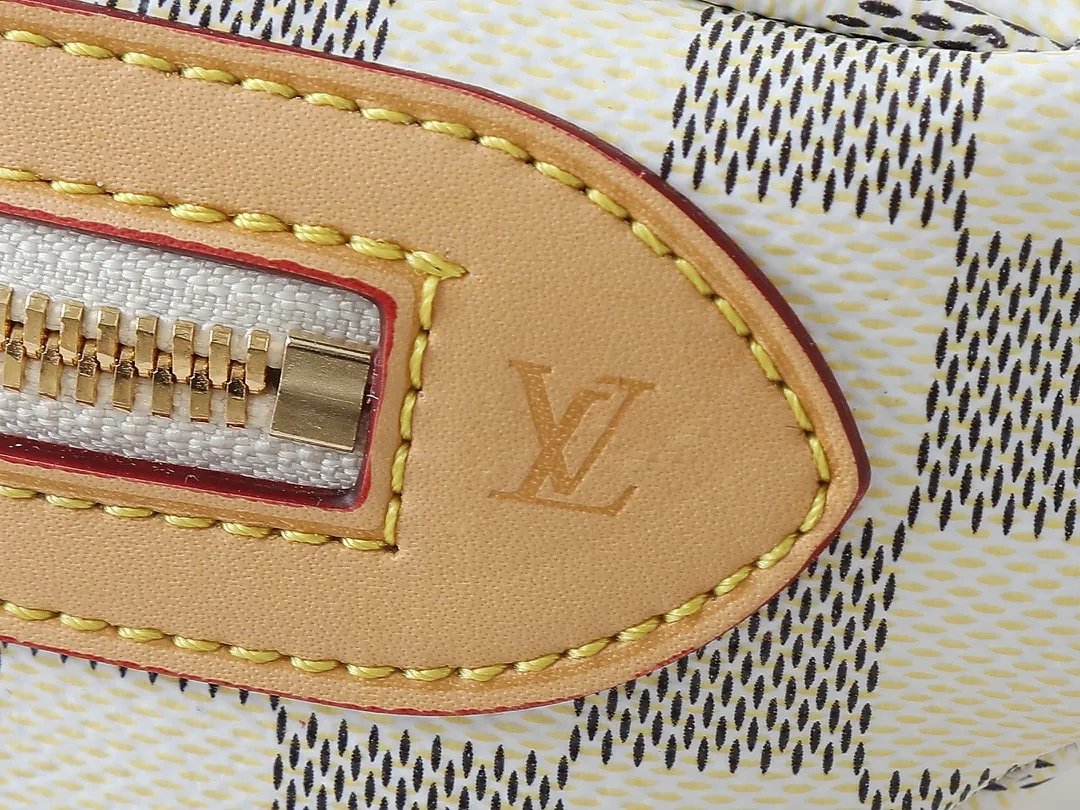💰240💰Upgraded original version M14353 M46784 M43644 This unique High Rise waist bag is reinterpreted in iconic Monogram Empreinte leather this season. Just like the original design, this PM style has a practical design with adjustable length straps and is large enough to hold everyday essentials. The belt bag is embellished with gold-tone hardware and has a detachable decorative luggage tag that pays homage to the brand's trunk-making heritage and can be worn cross-body or as a belt. Dimensions: 31 x 15 x 6 cm