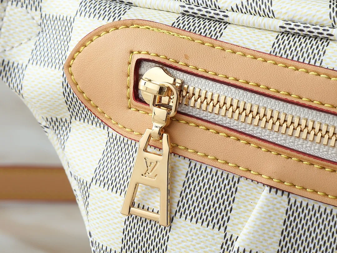 💰240💰Upgraded original version M14353 M46784 M43644 This unique High Rise waist bag is reinterpreted in iconic Monogram Empreinte leather this season. Just like the original design, this PM style has a practical design with adjustable length straps and is large enough to hold everyday essentials. The belt bag is embellished with gold-tone hardware and has a detachable decorative luggage tag that pays homage to the brand's trunk-making heritage and can be worn cross-body or as a belt. Dimensions: 31 x 15 x 6 cm