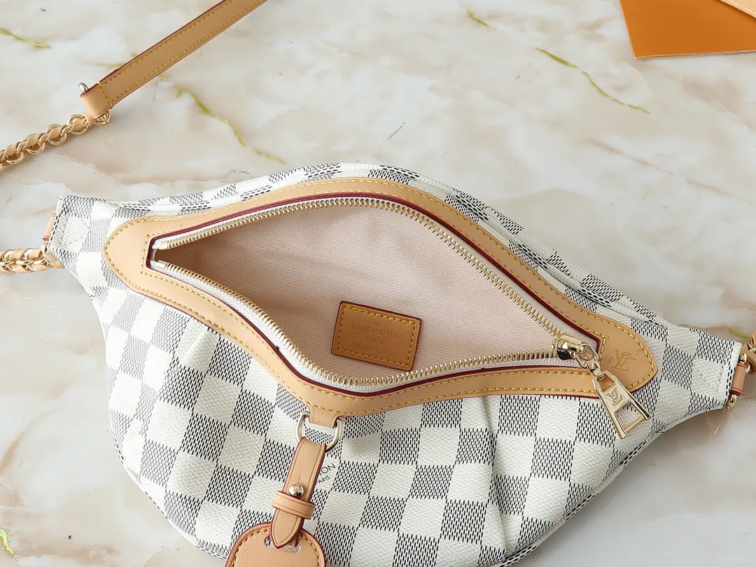 💰240💰Upgraded original version M14353 M46784 M43644 This unique High Rise waist bag is reinterpreted in iconic Monogram Empreinte leather this season. Just like the original design, this PM style has a practical design with adjustable length straps and is large enough to hold everyday essentials. The belt bag is embellished with gold-tone hardware and has a detachable decorative luggage tag that pays homage to the brand's trunk-making heritage and can be worn cross-body or as a belt. Dimensions: 31 x 15 x 6 cm