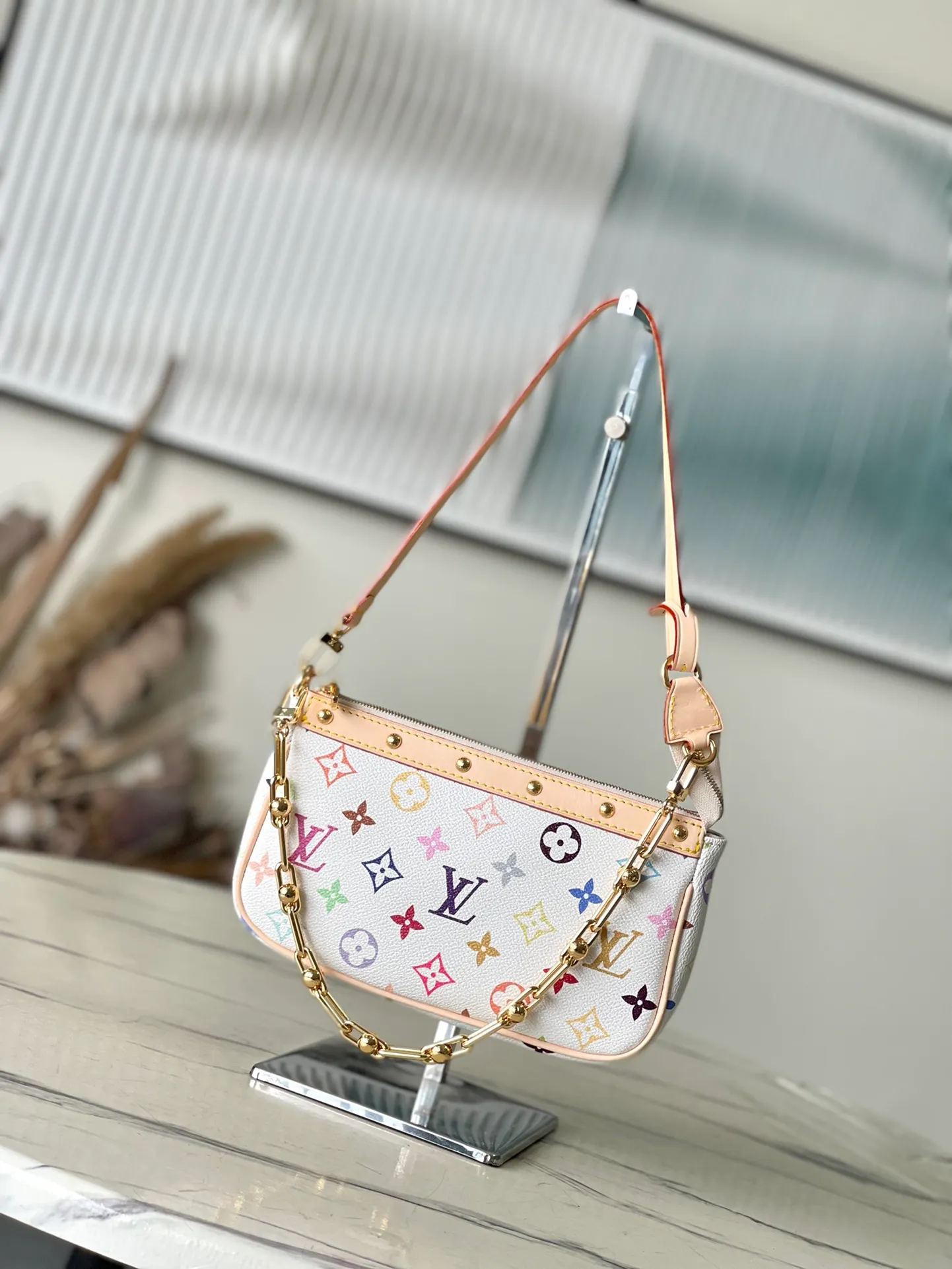 💰880 Top Original Order M13404 This Pochette Accessoires handbag is made of coated canvas and uses colorful Monogram patterns to interpret the smart style of the Louis Vuitton x Murakami cross-border collaboration series. Calf leather trim and dazzling hardware add to the sophisticated details, while the detachable shoulder strap and chain allow for flexible carry. Dimensions: 22 × 13 × 4 cm